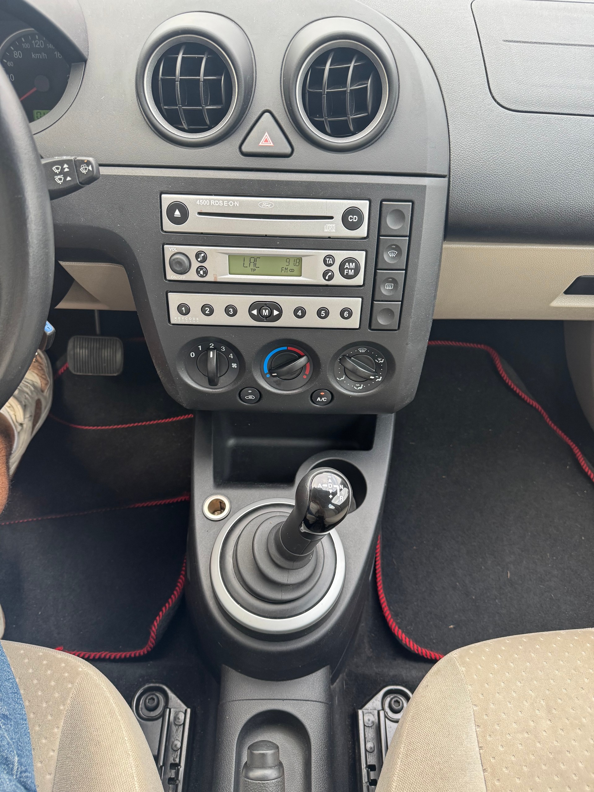 FORD Fiesta 1.4 16V Ghia-image-10