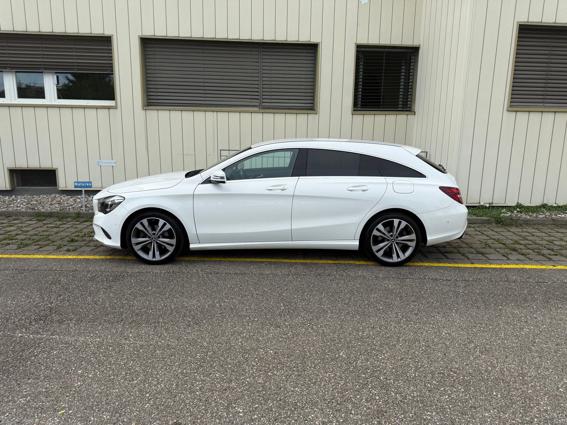 MERCEDES-BENZ CLA Shooting Brake 180 Urban 7G-DCT-image-2
