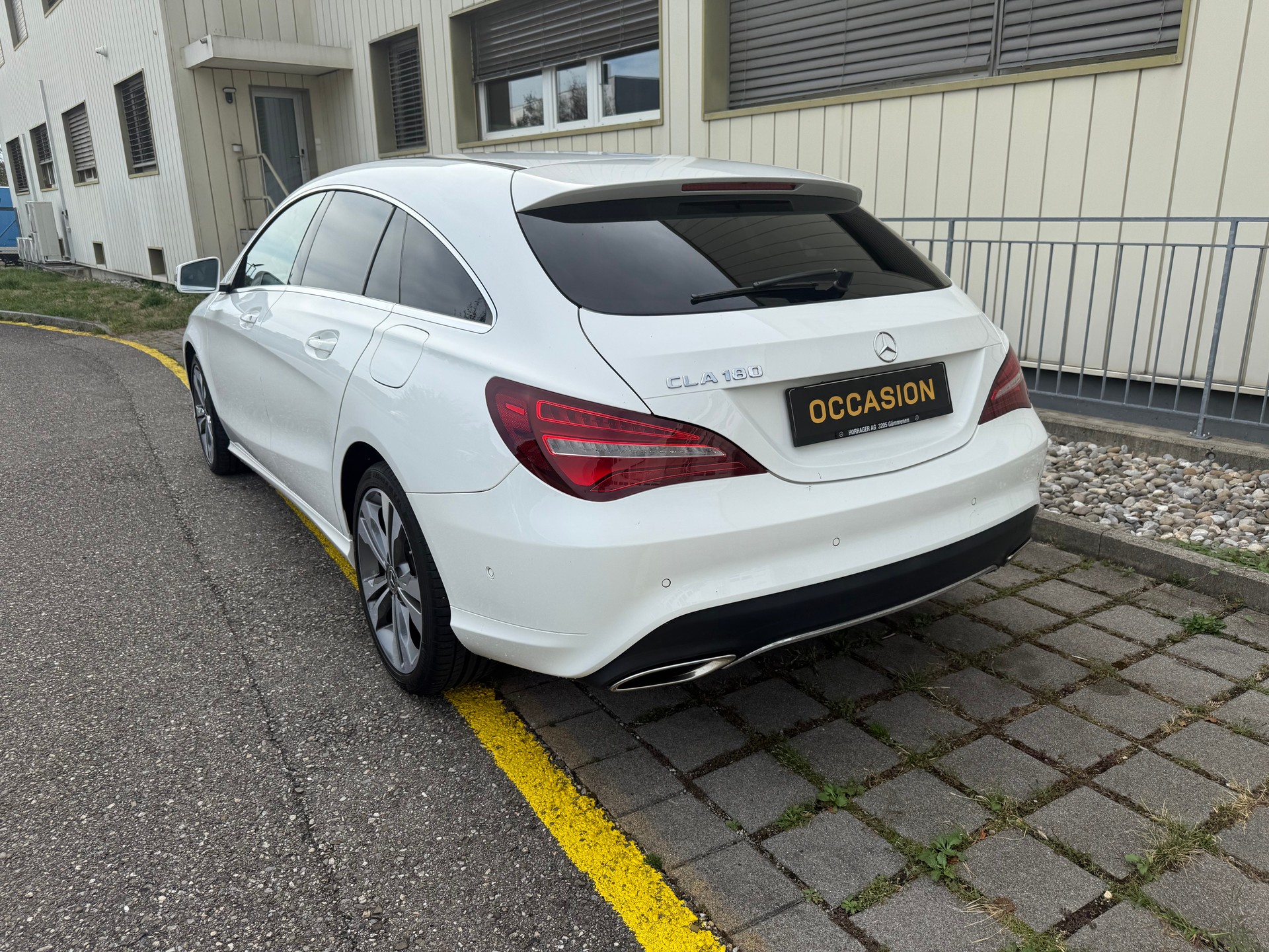 MERCEDES-BENZ CLA Shooting Brake 180 Urban 7G-DCT-image-3