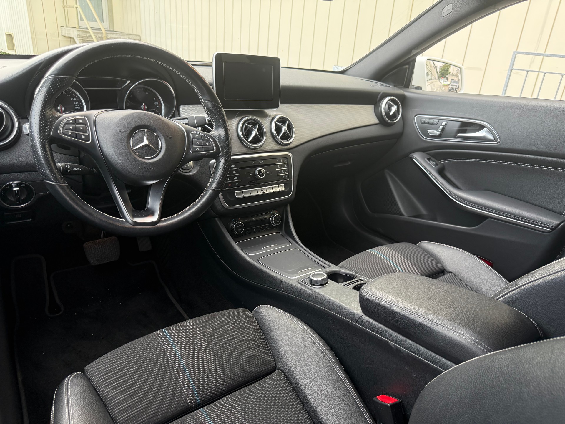 MERCEDES-BENZ CLA Shooting Brake 180 Urban 7G-DCT-image-6