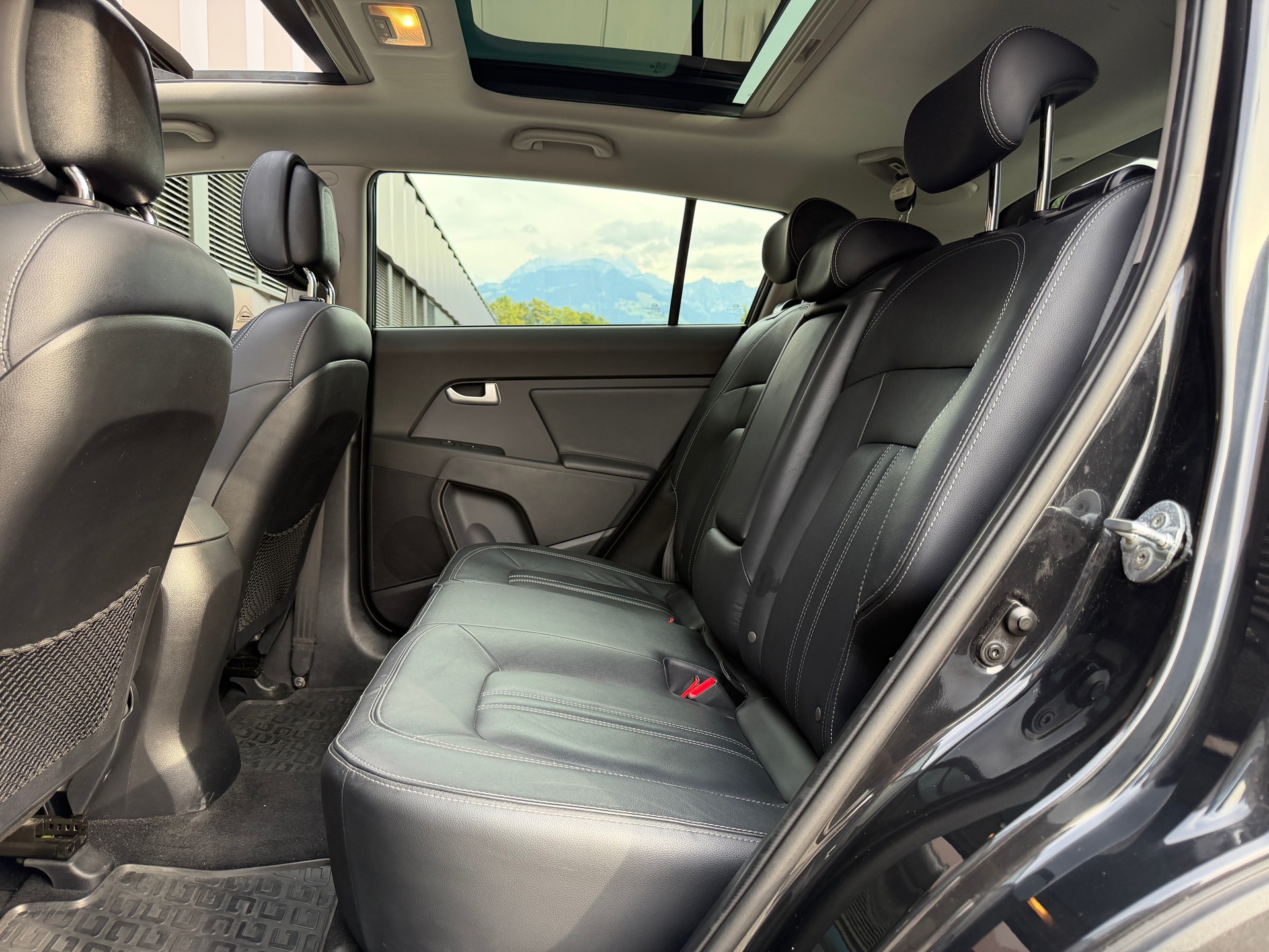 KIA Sportage 2.0 CRDi Trend 4WD Automatic *Facelift* *Panorama*-image-13