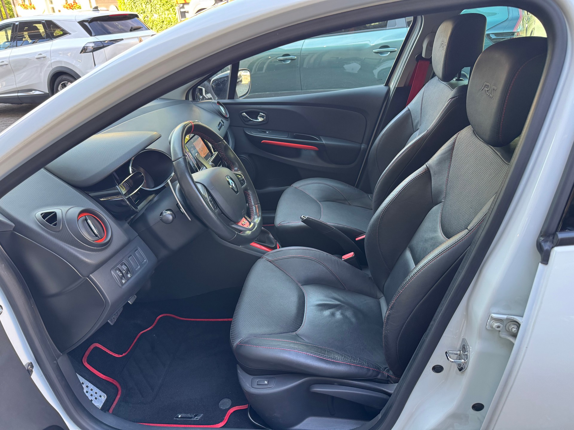RENAULT Clio 1.6 T RS 200 EDC-image-13