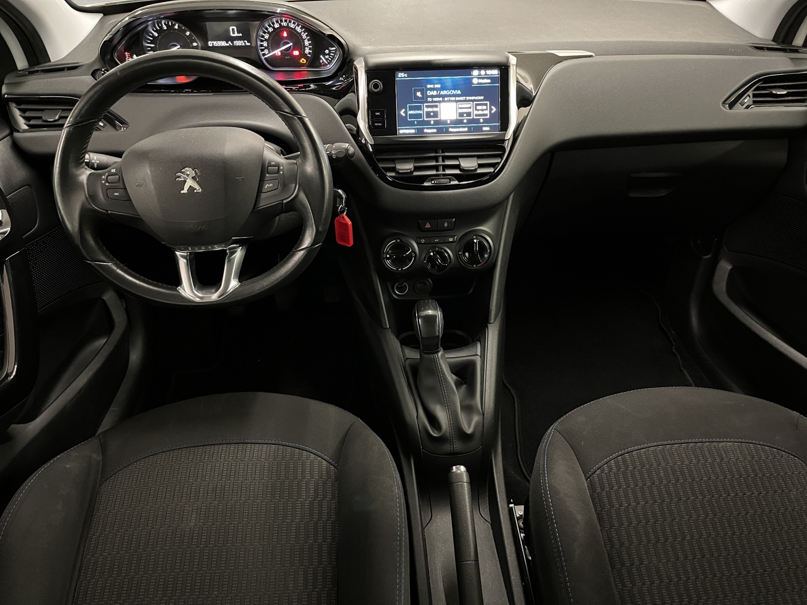 PEUGEOT 208 1.2 PureTech Signature S/S-image-7
