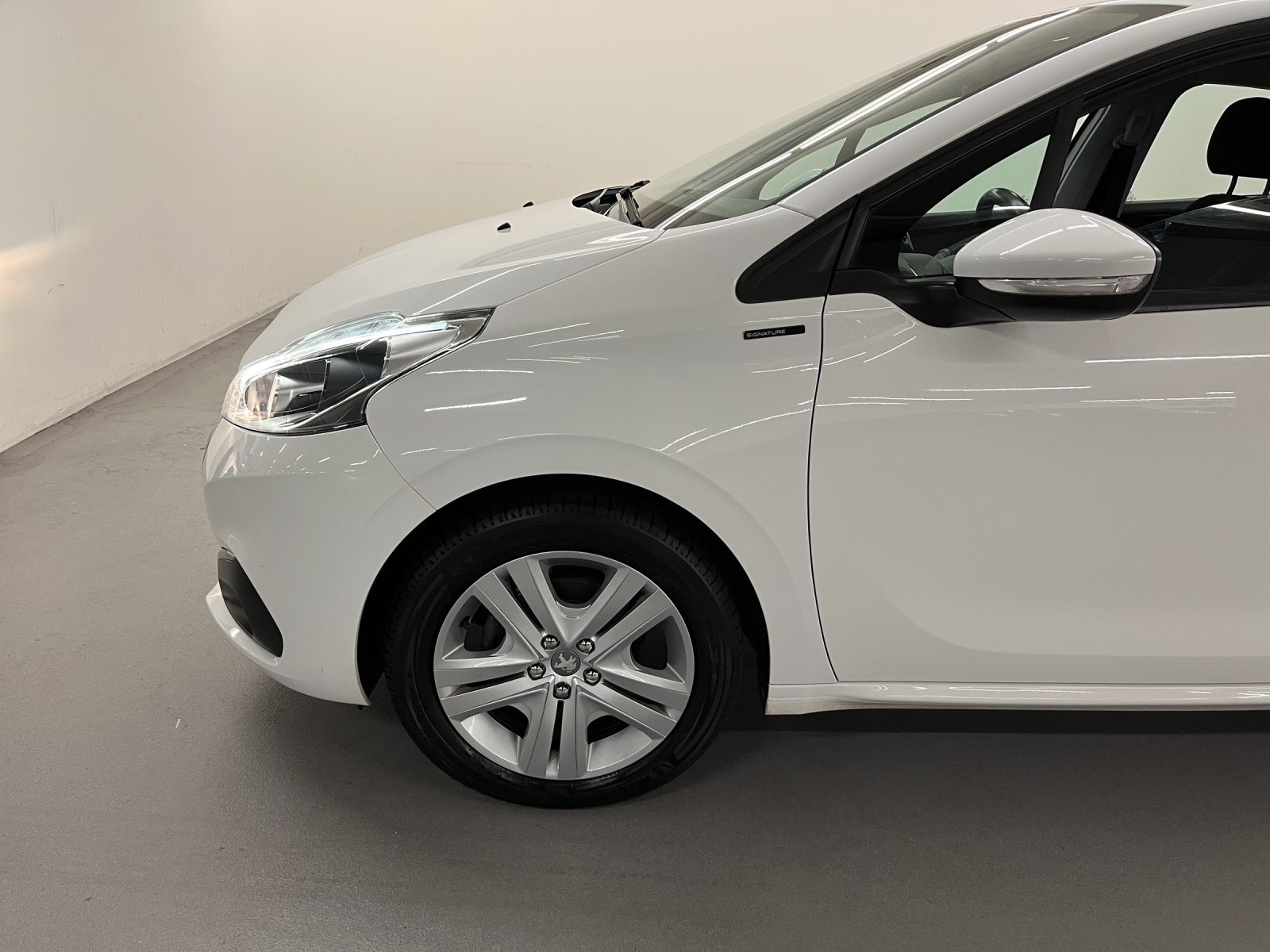 PEUGEOT 208 1.2 PureTech Signature S/S-image-15