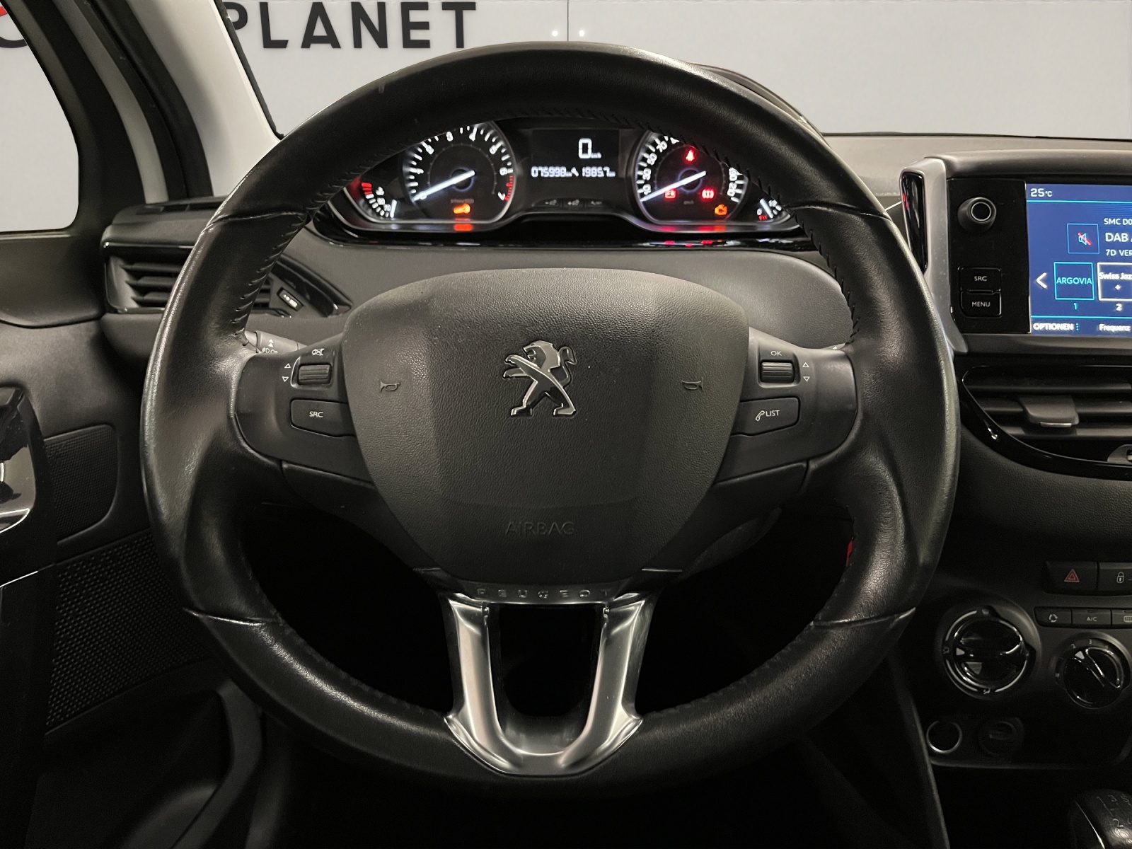 PEUGEOT 208 1.2 PureTech Signature S/S-image-8