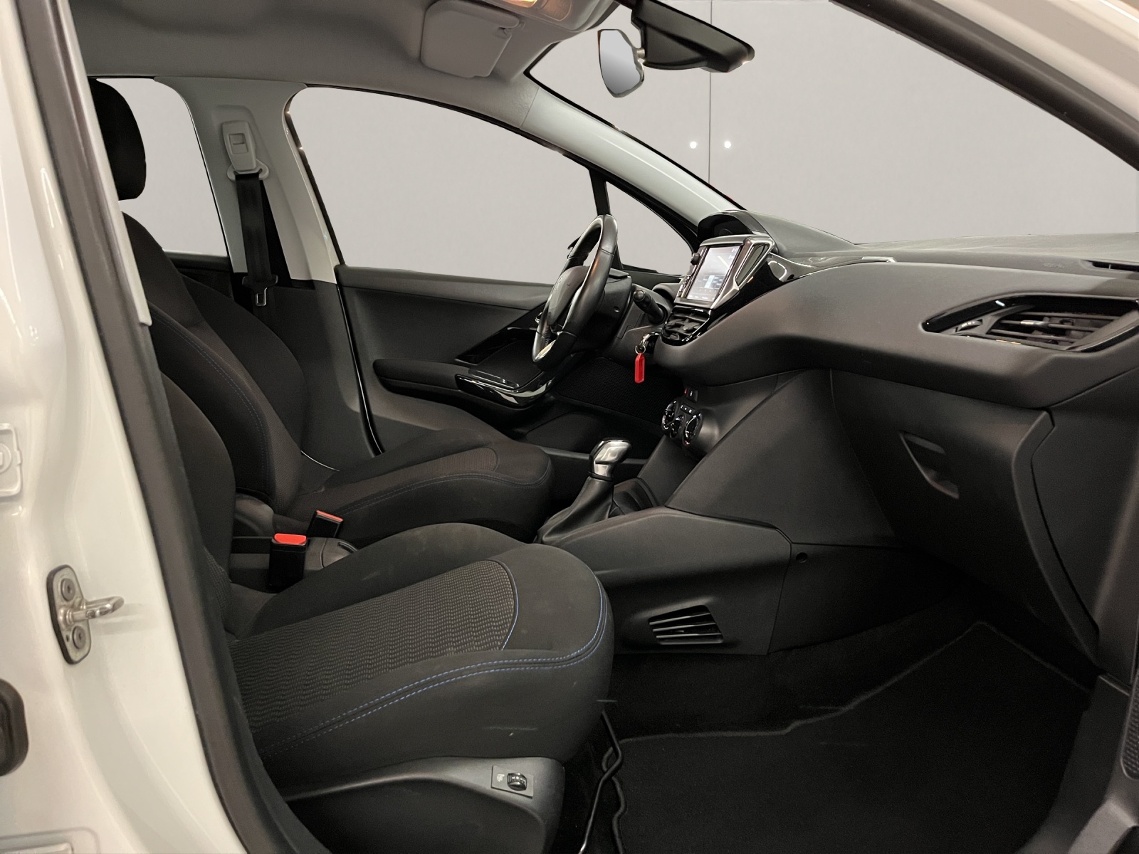 PEUGEOT 208 1.2 PureTech Signature S/S-image-12