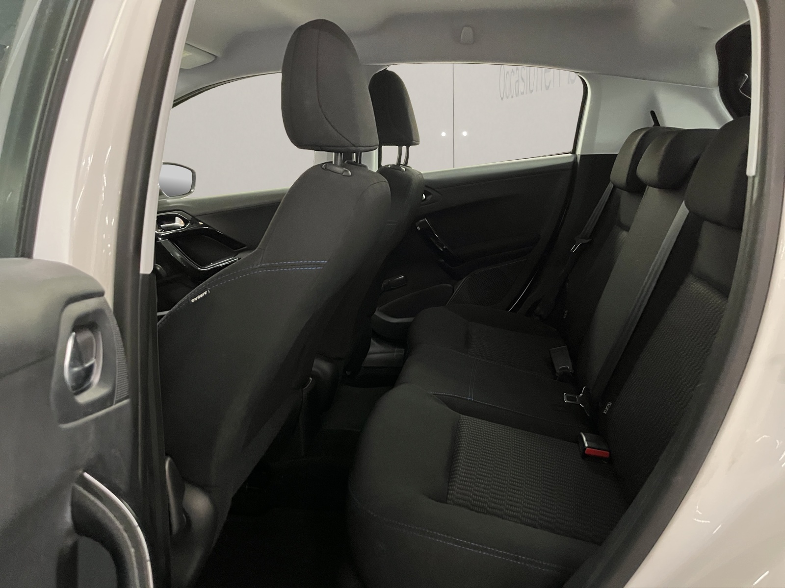 PEUGEOT 208 1.2 PureTech Signature S/S-image-13
