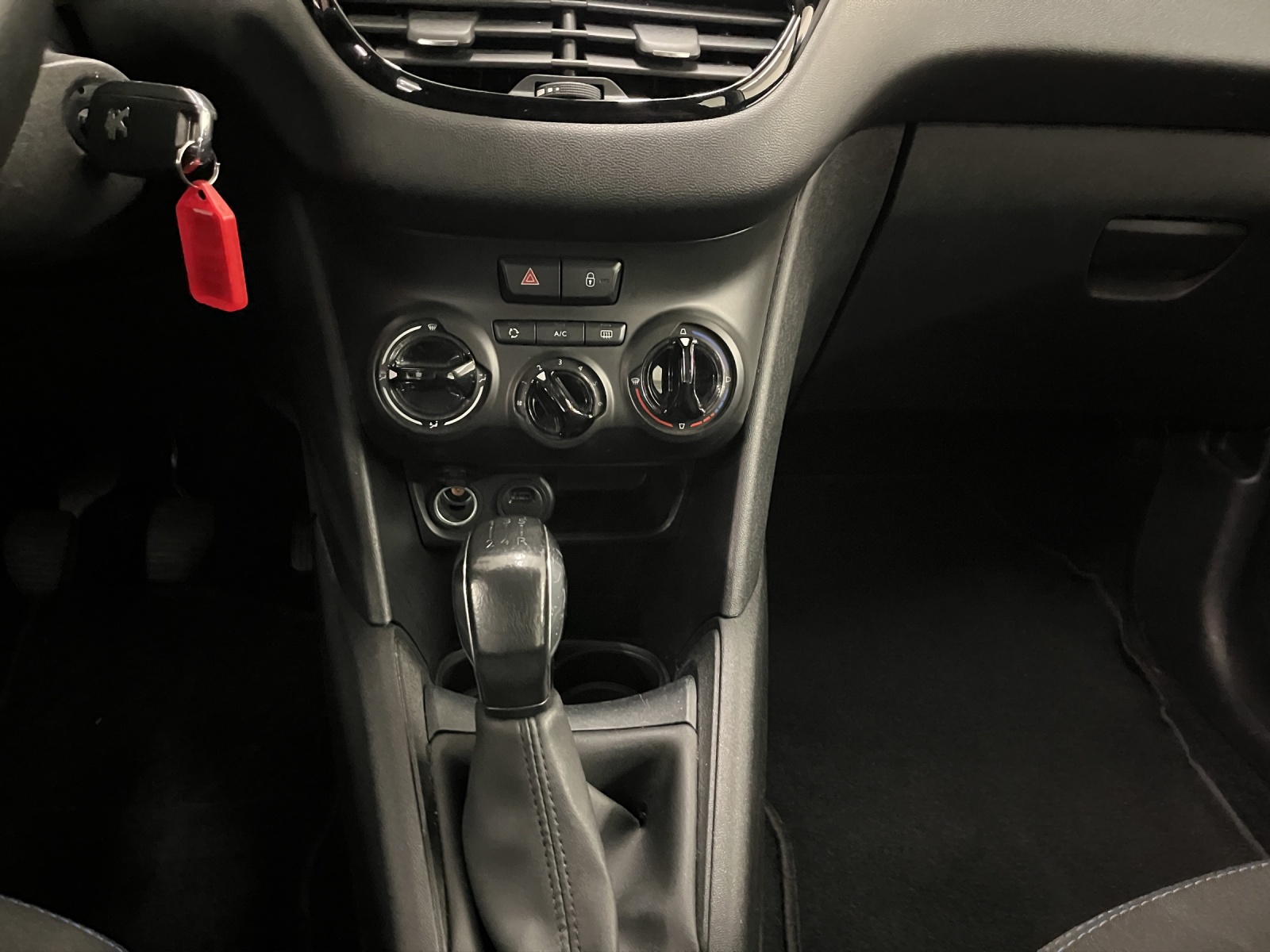 PEUGEOT 208 1.2 PureTech Signature S/S-image-10