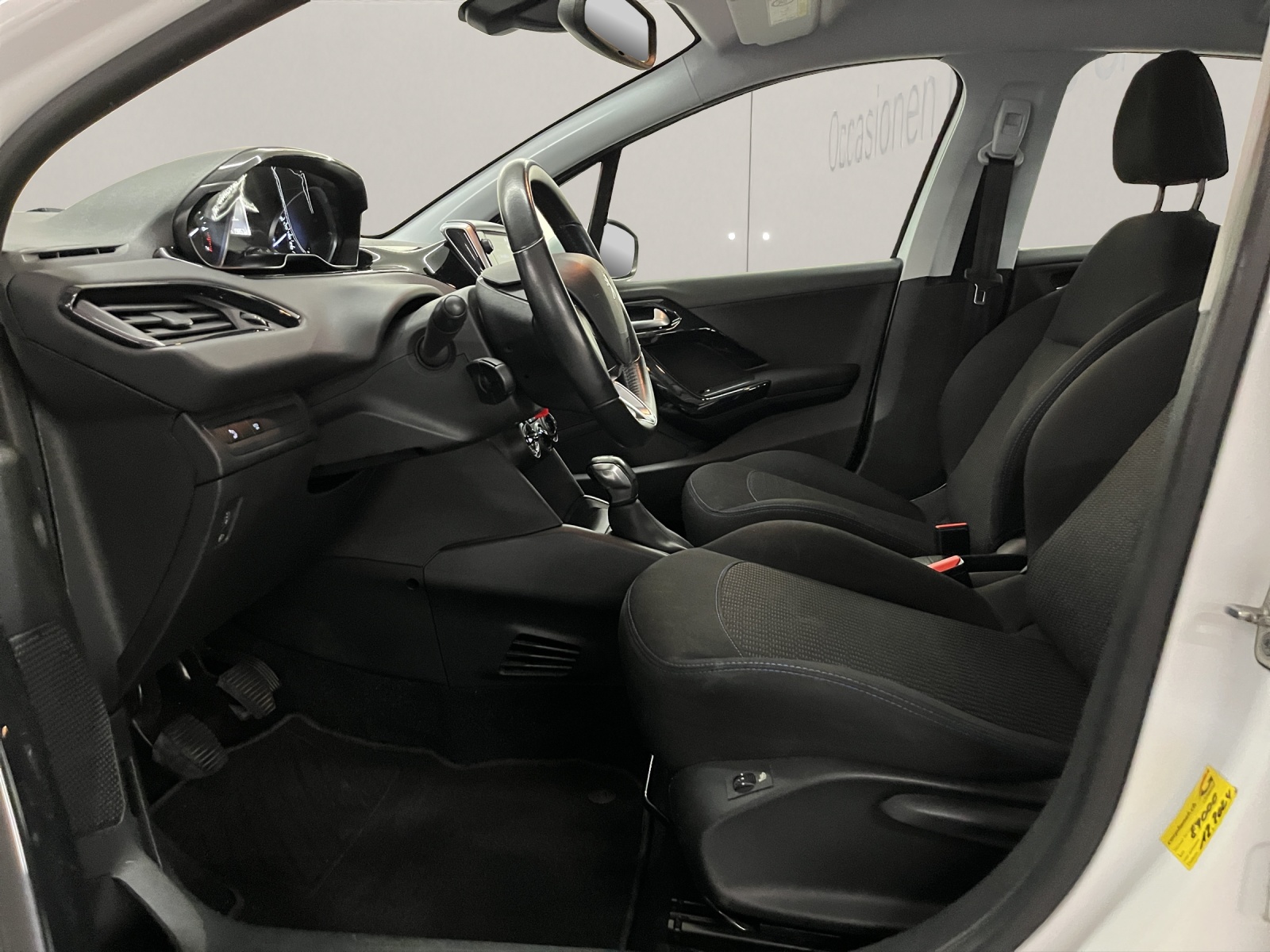 PEUGEOT 208 1.2 PureTech Signature S/S-image-6
