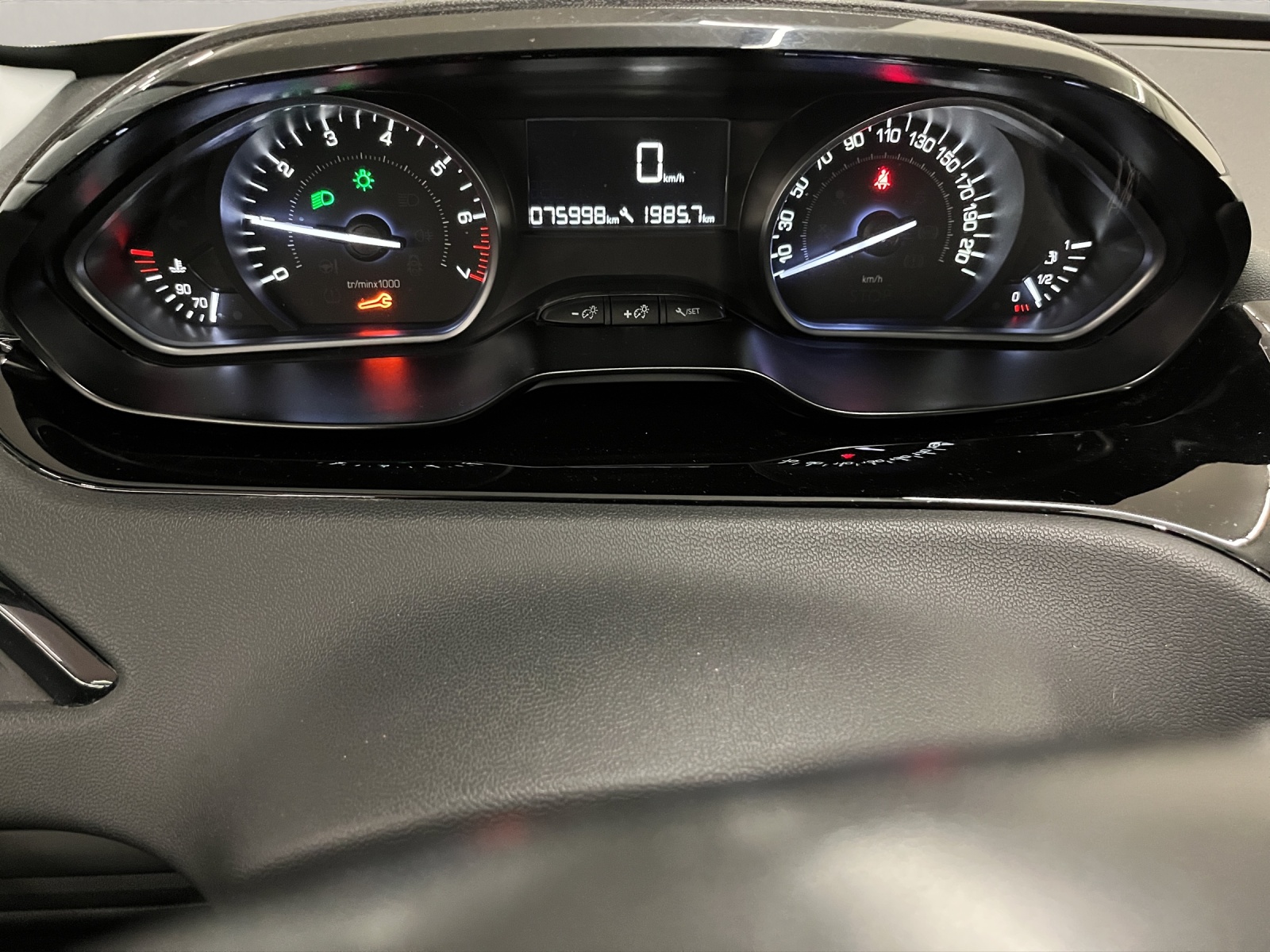 PEUGEOT 208 1.2 PureTech Signature S/S-image-9