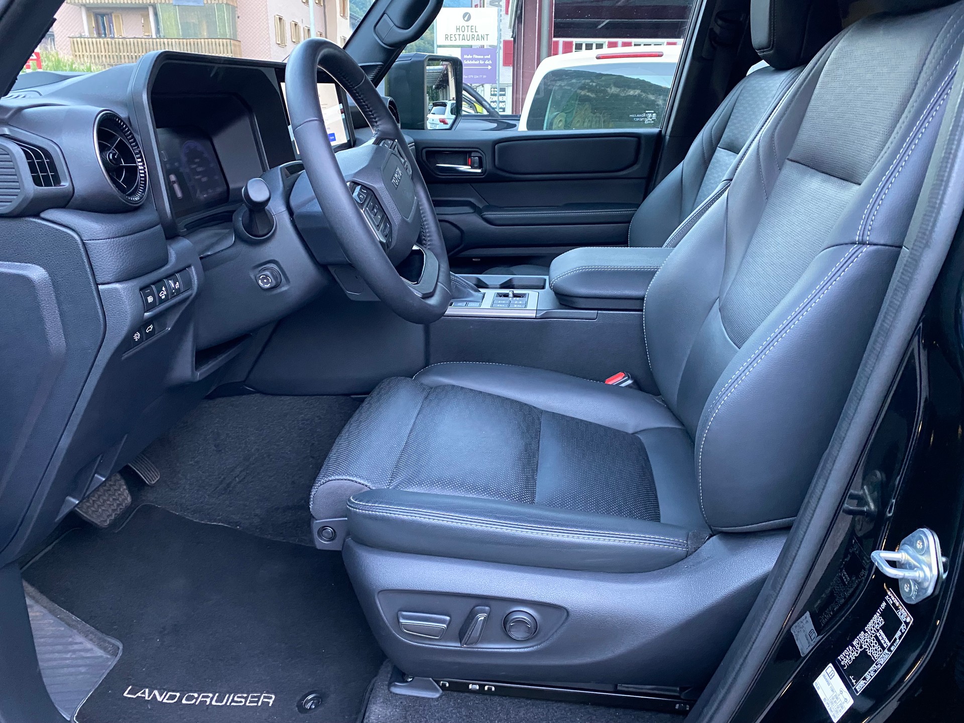 TOYOTA Land Cruiser 2.8TD Invincible Automat-image-2