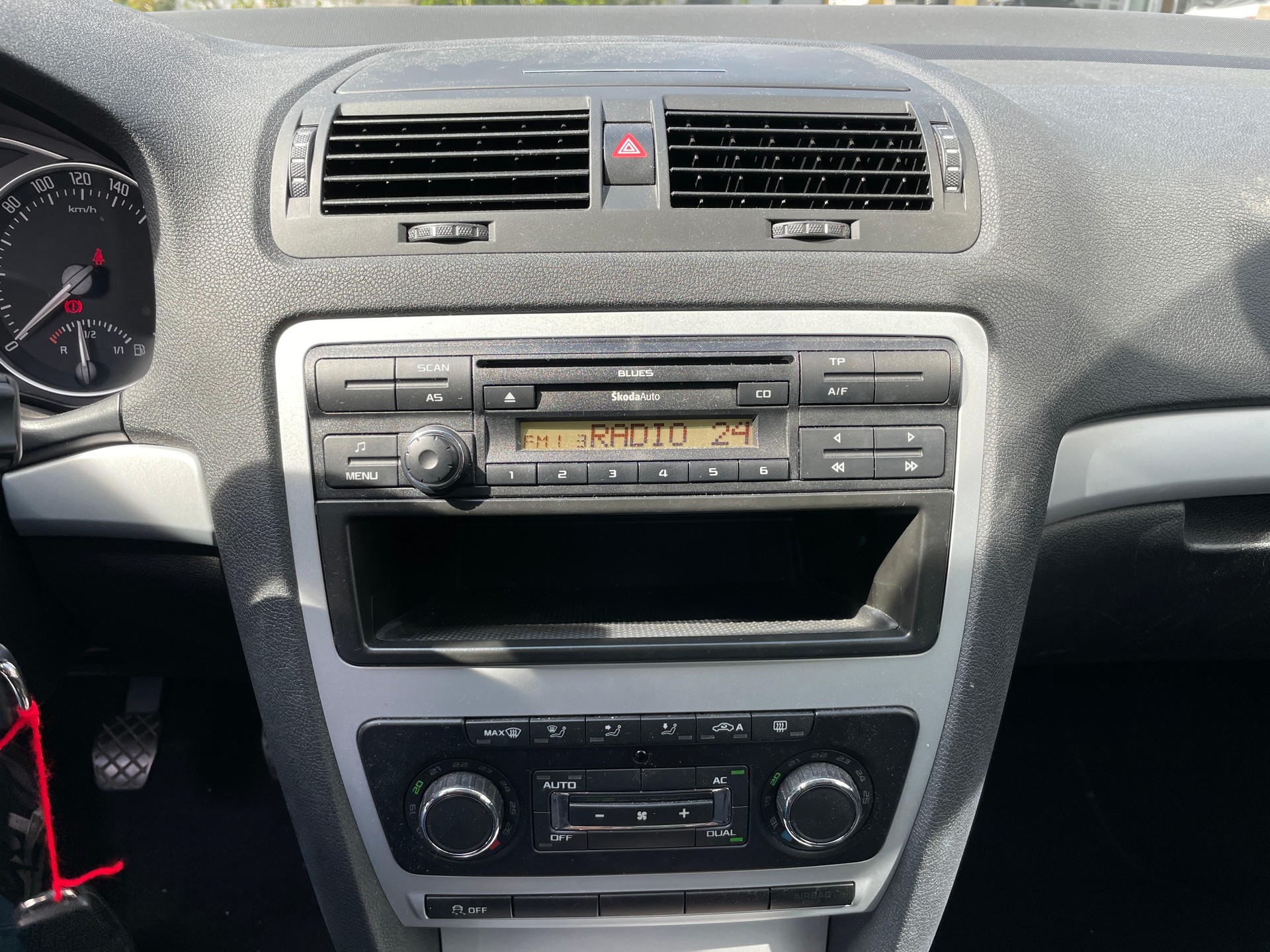 SKODA Octavia Combi 1.8 TSI Adventure 4x4-image-18