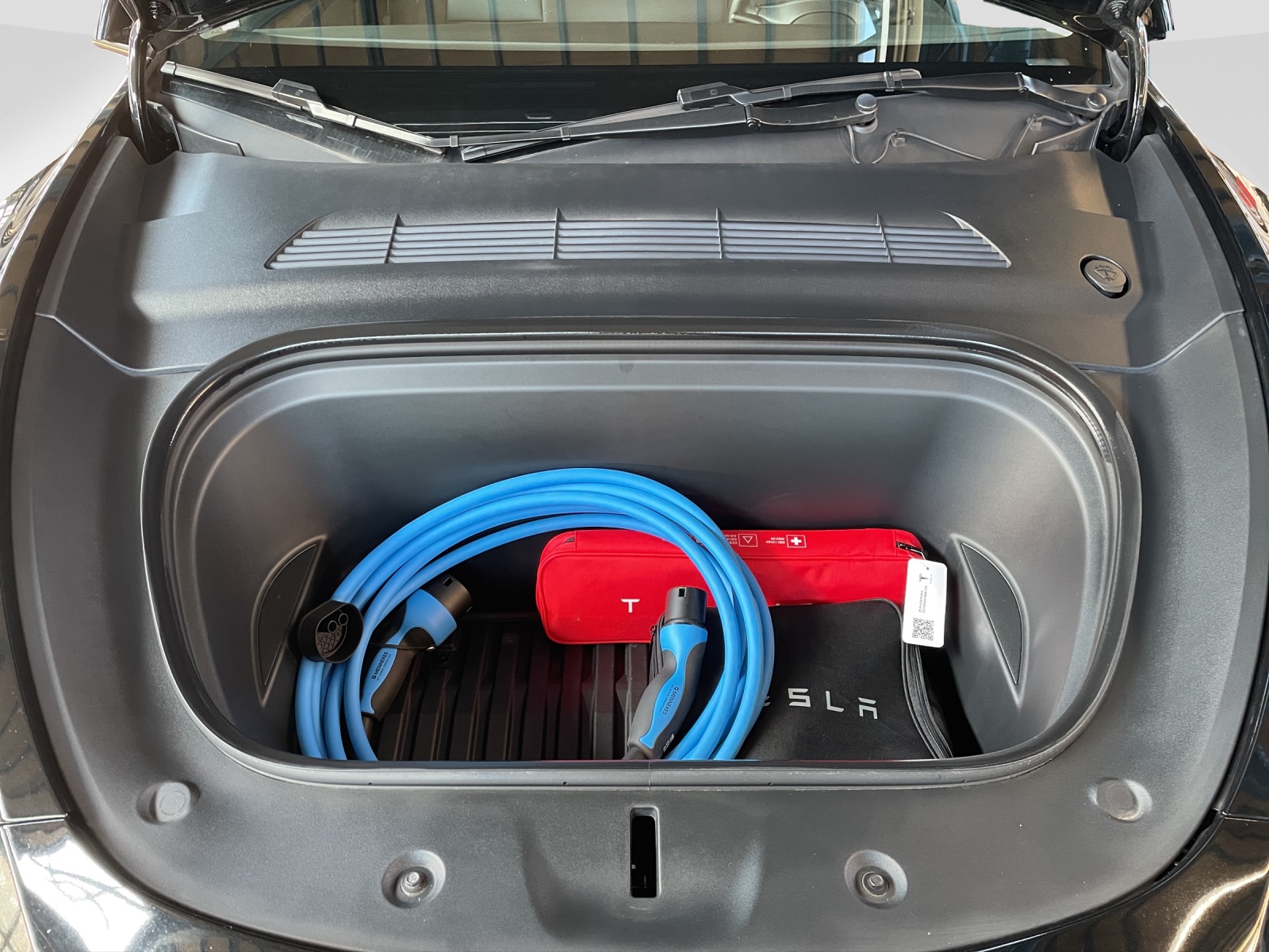 TESLA Model Y Long Range D-image-16