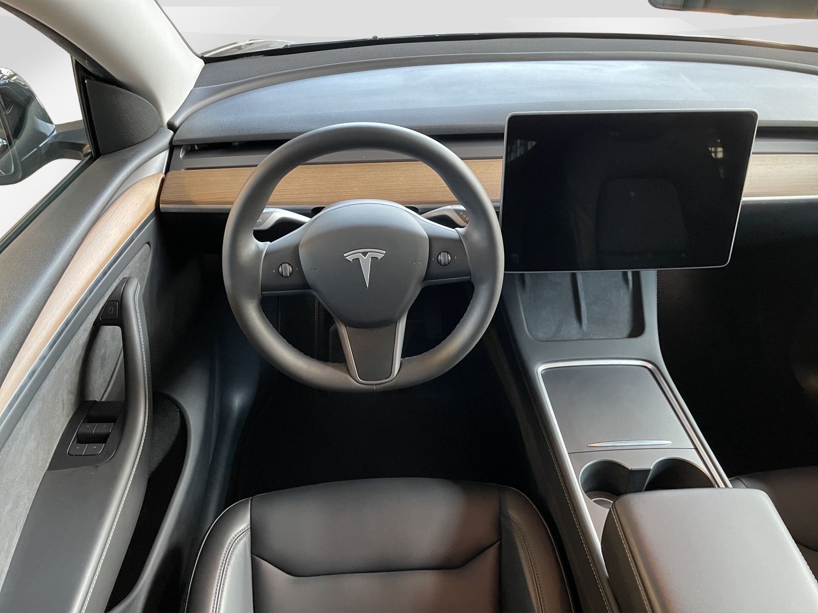 TESLA Model Y Long Range D-image-9