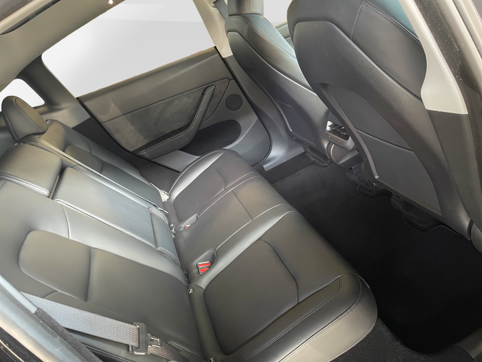 TESLA Model Y Long Range D-image-14