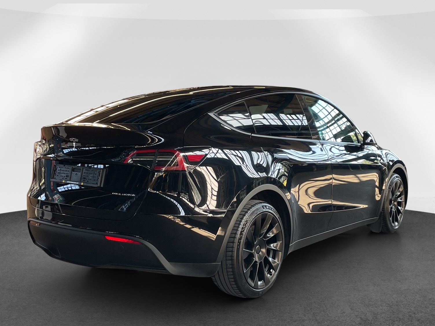 TESLA Model Y Long Range D-image-6