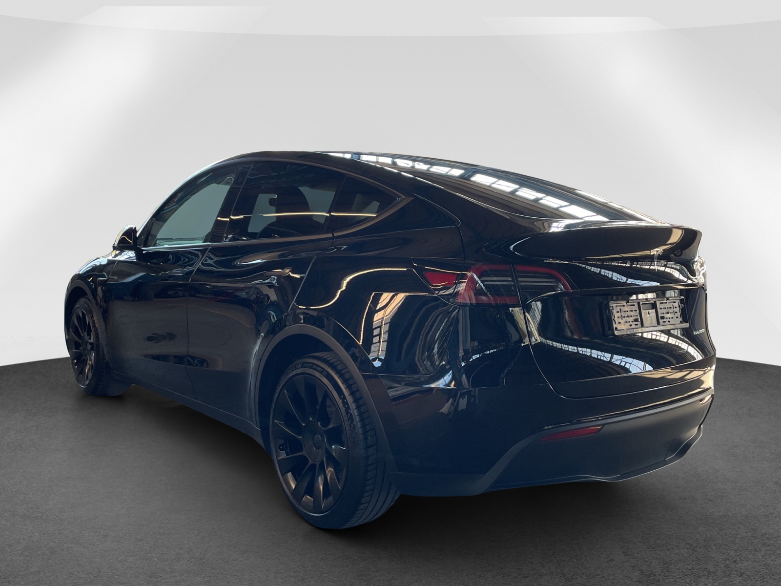 TESLA Model Y Long Range D-image-4