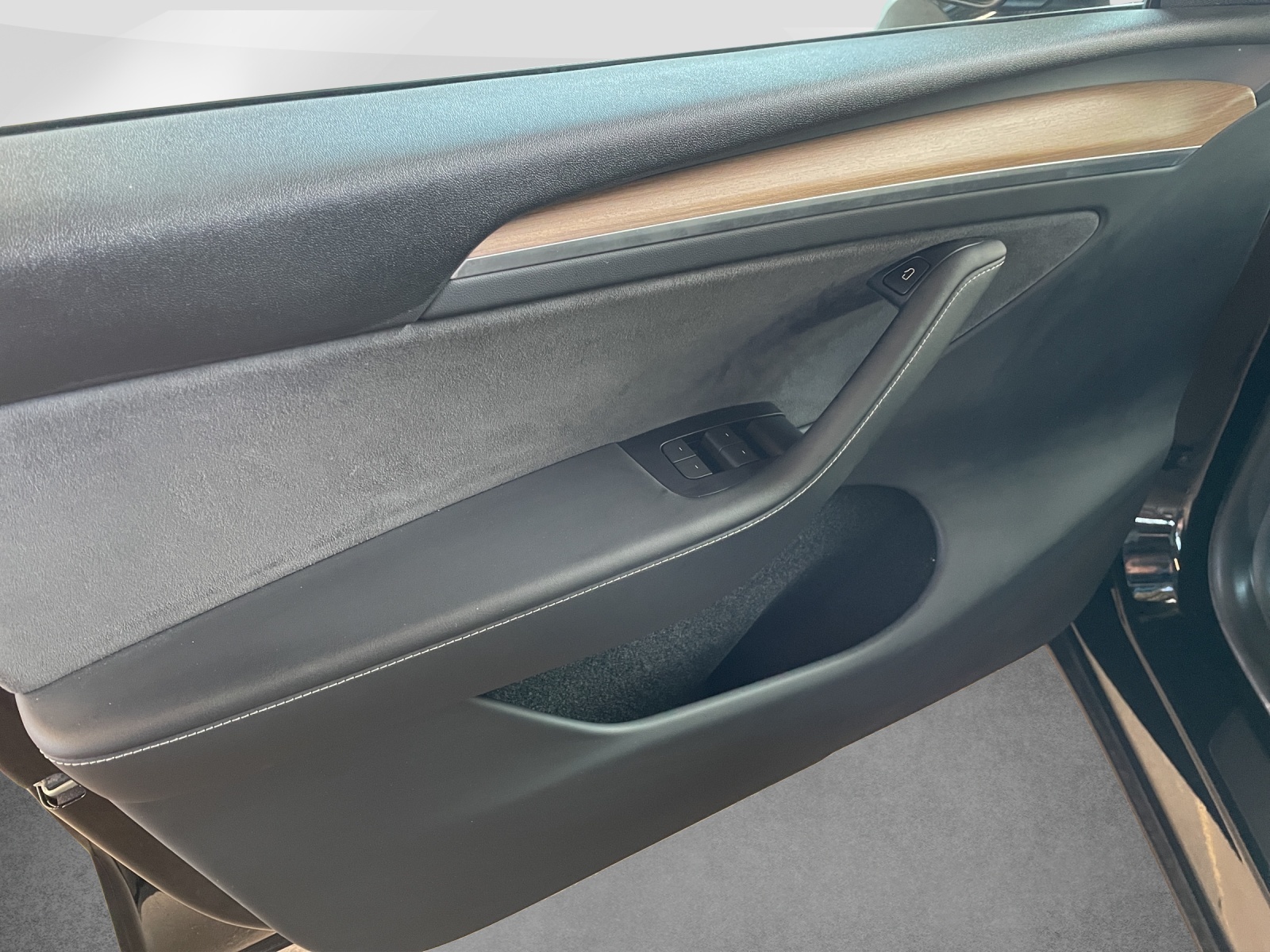TESLA Model Y Long Range D-image-11