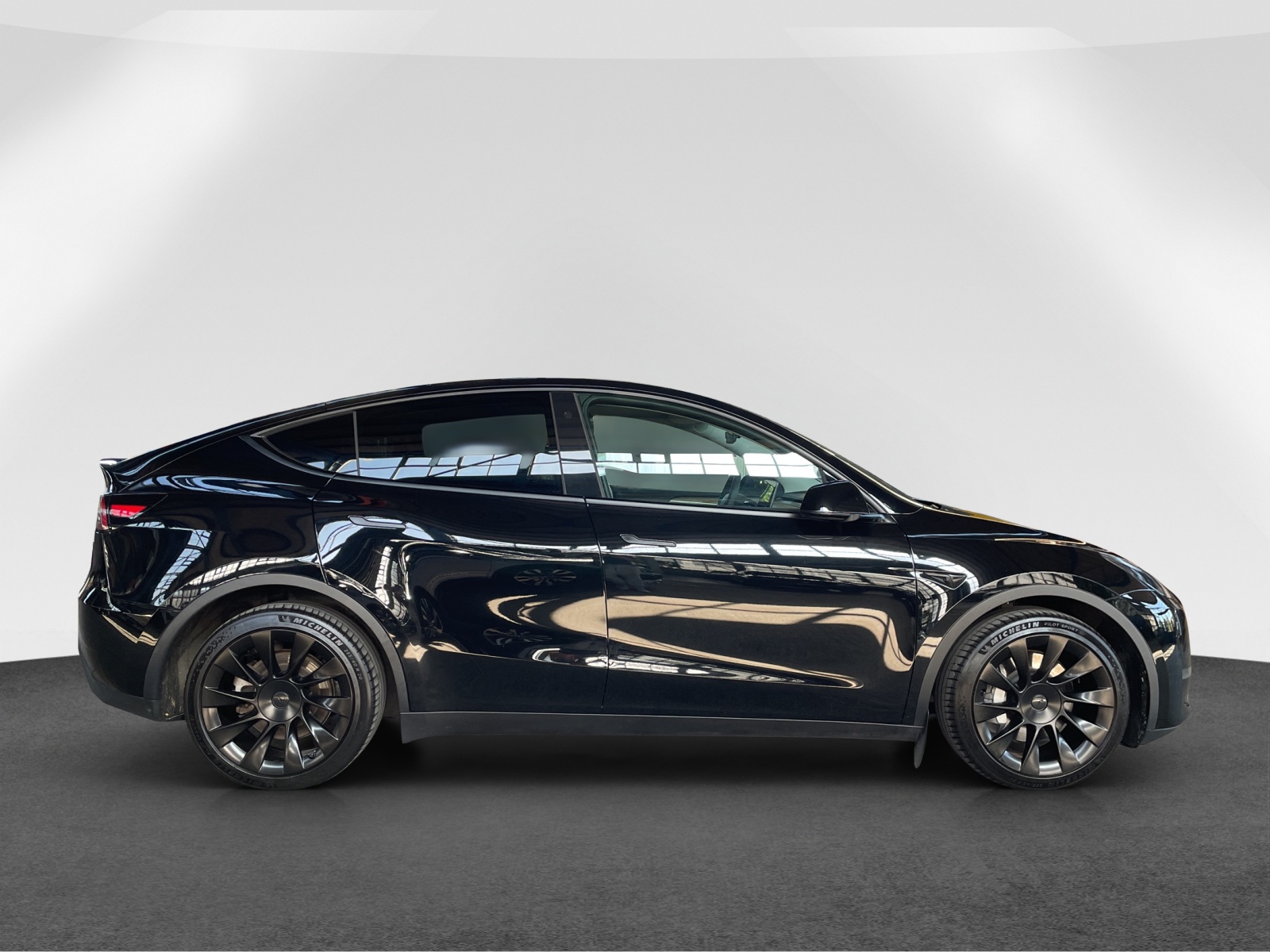 TESLA Model Y Long Range D-image-7