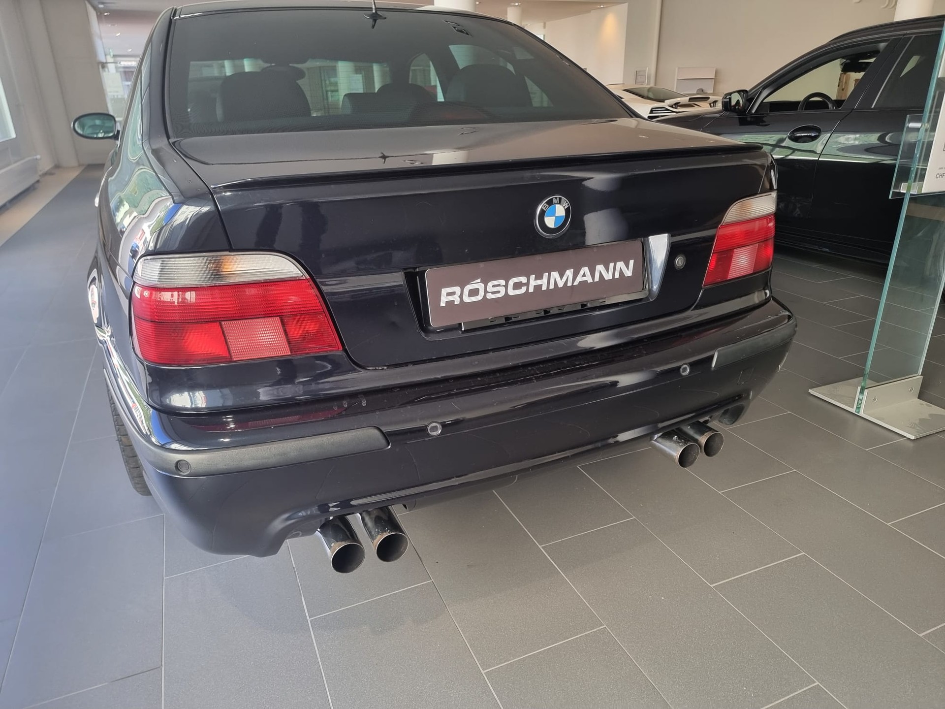 BMW M5 V8-image-3