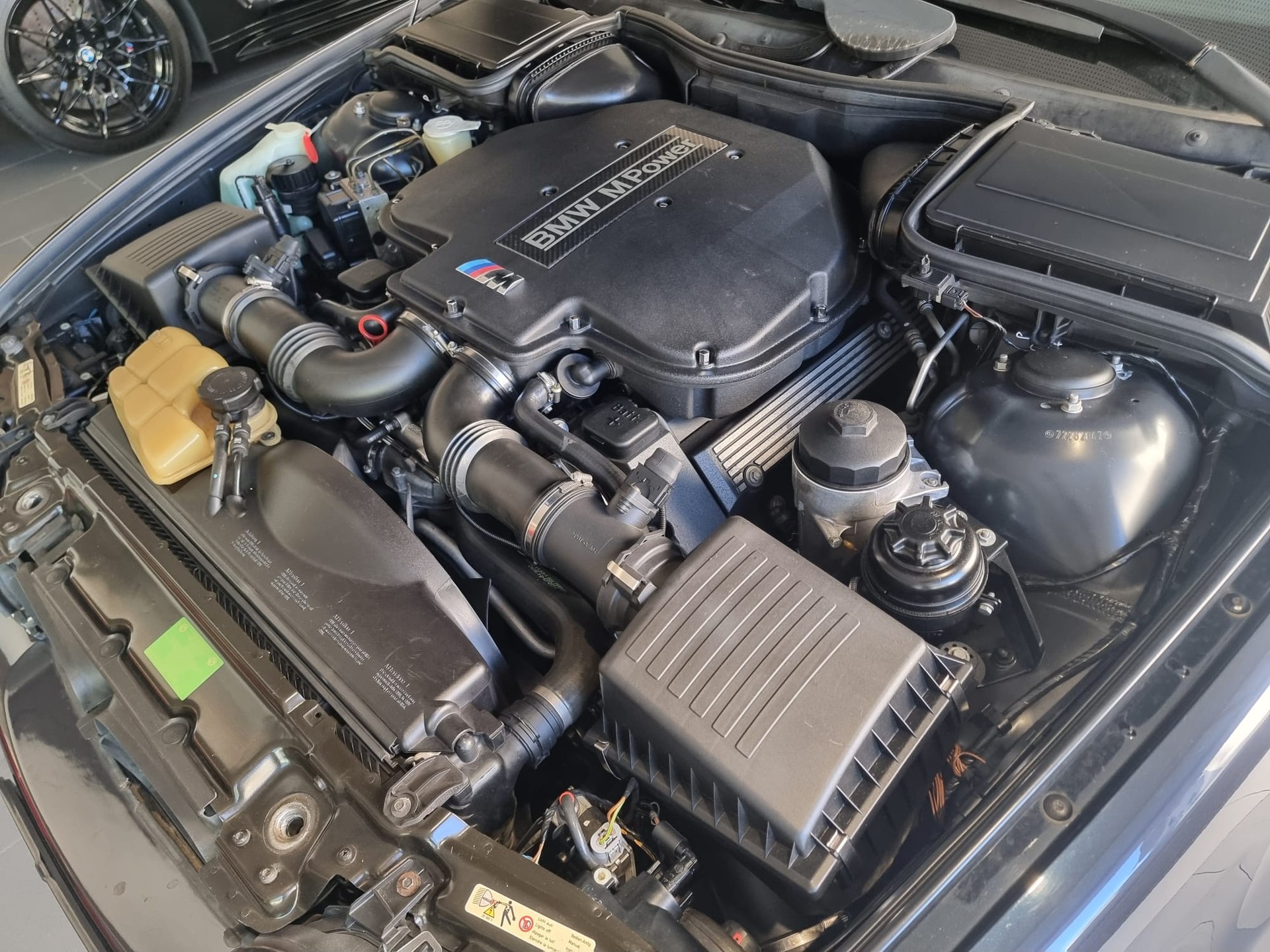 BMW M5 V8-image-7