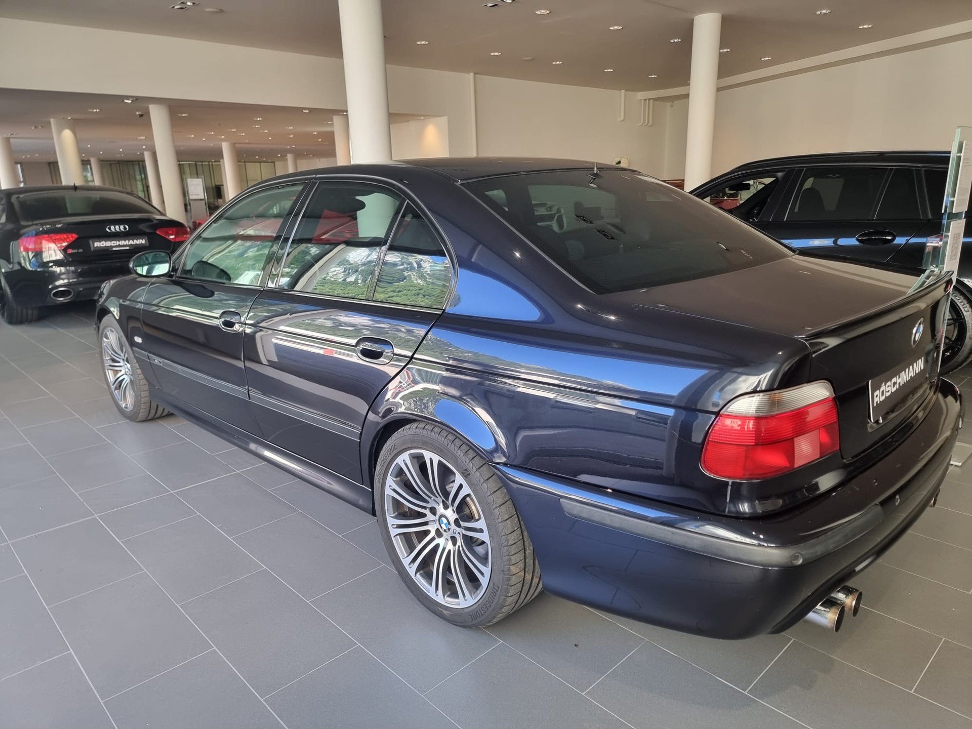 BMW M5 V8-image-1