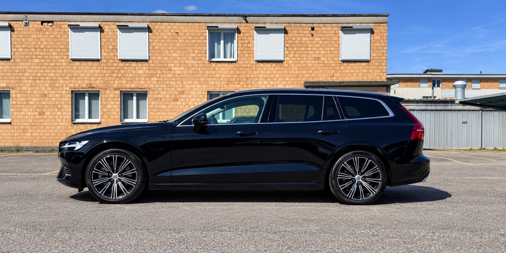VOLVO V60 T6 eAWD Twin Engine Inscription Expression Geartronic-image-2