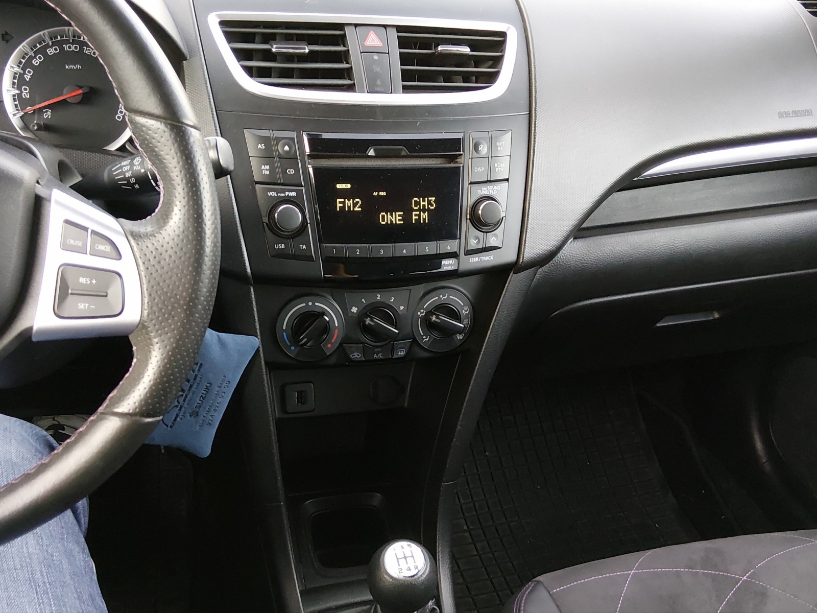 SUZUKI Swift 1.2i 16V Compact Top-image-14