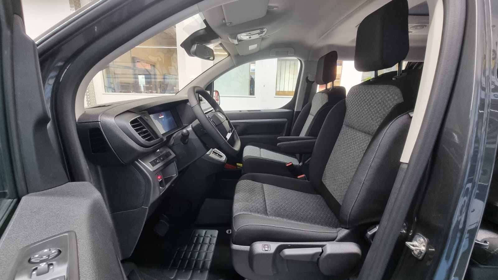 PEUGEOT Traveller 2.2 BlueHDi Family Edition Standard EAT8-image-7