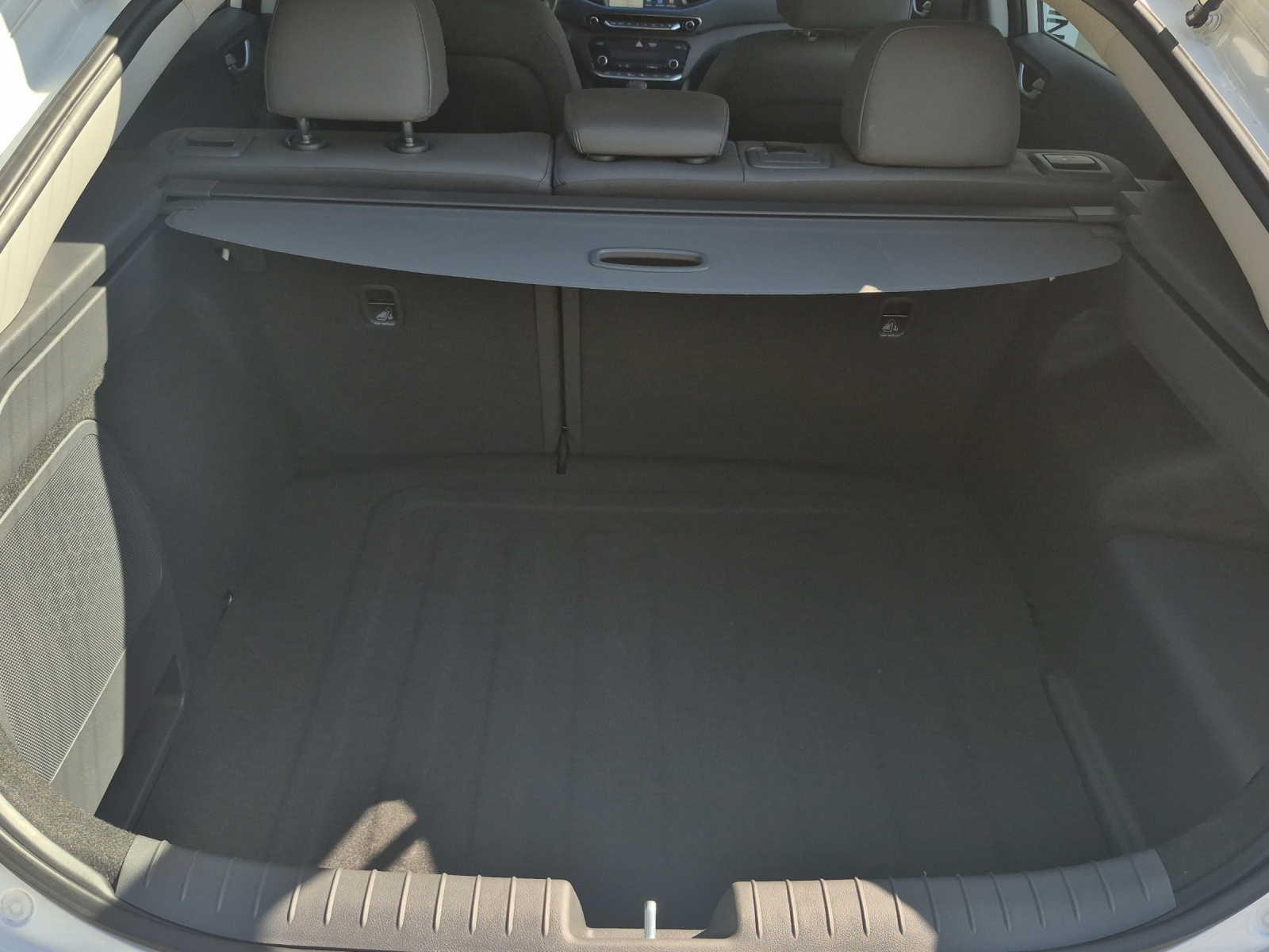 HYUNDAI Ioniq 1.6 GDi HEV Launch Plus-image-9