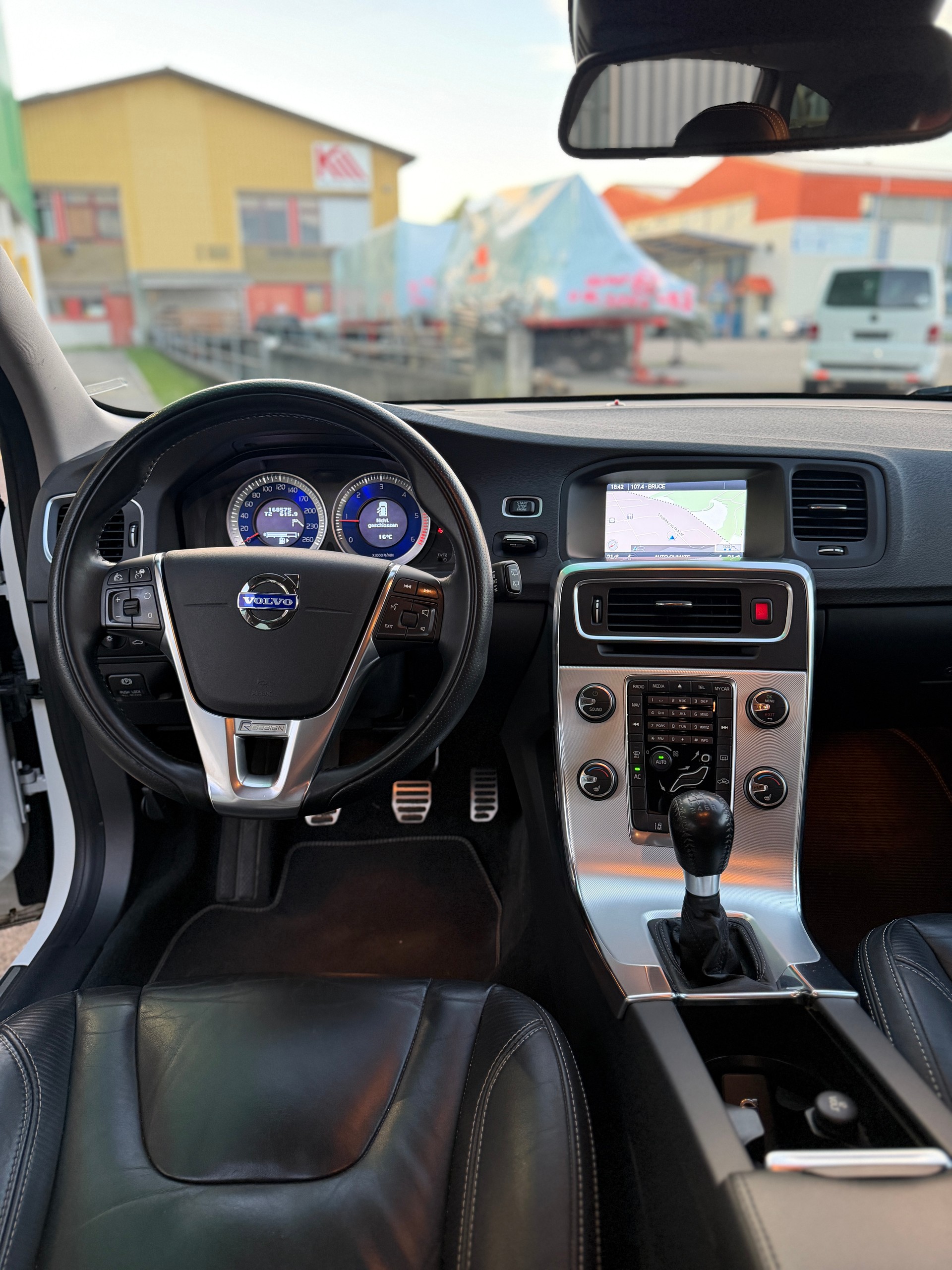 VOLVO V60 D3 R-Design-image-9