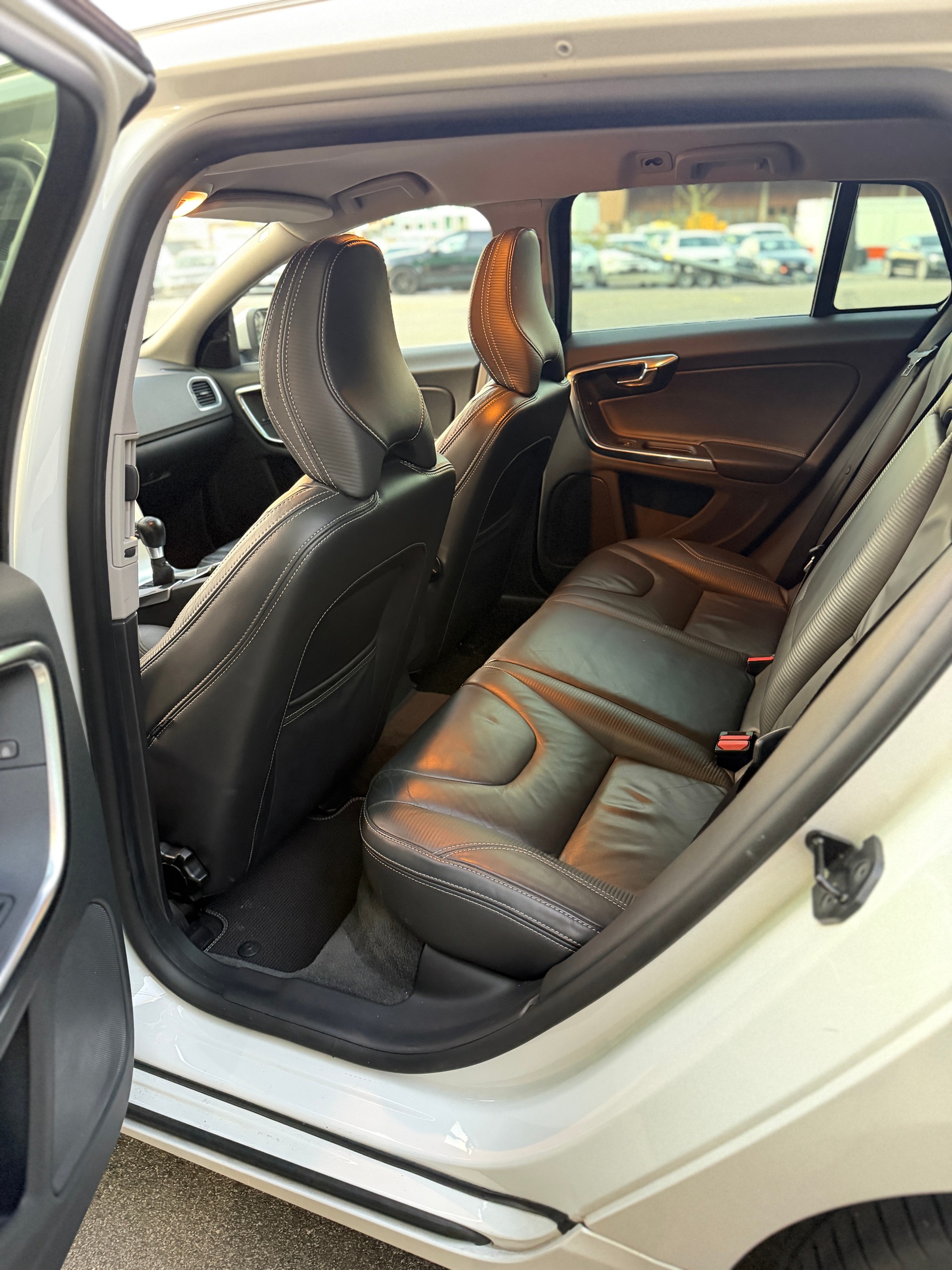 VOLVO V60 D3 R-Design-image-14
