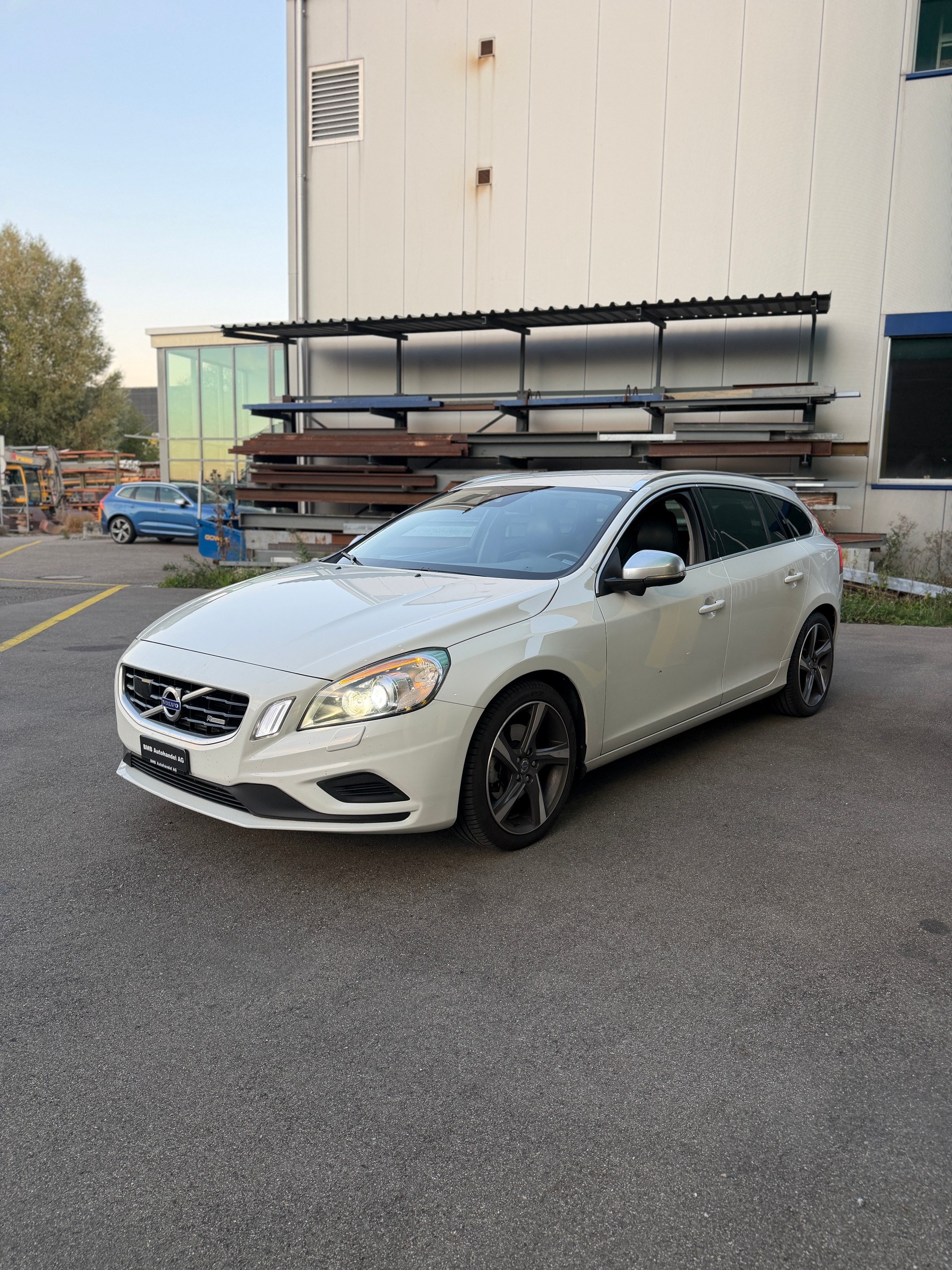 VOLVO V60 D3 R-Design-image-2