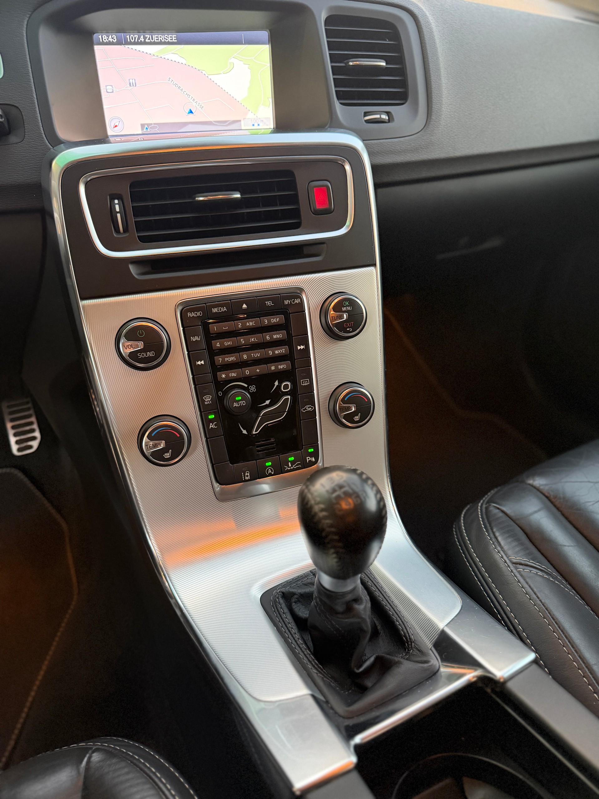 VOLVO V60 D3 R-Design-image-11