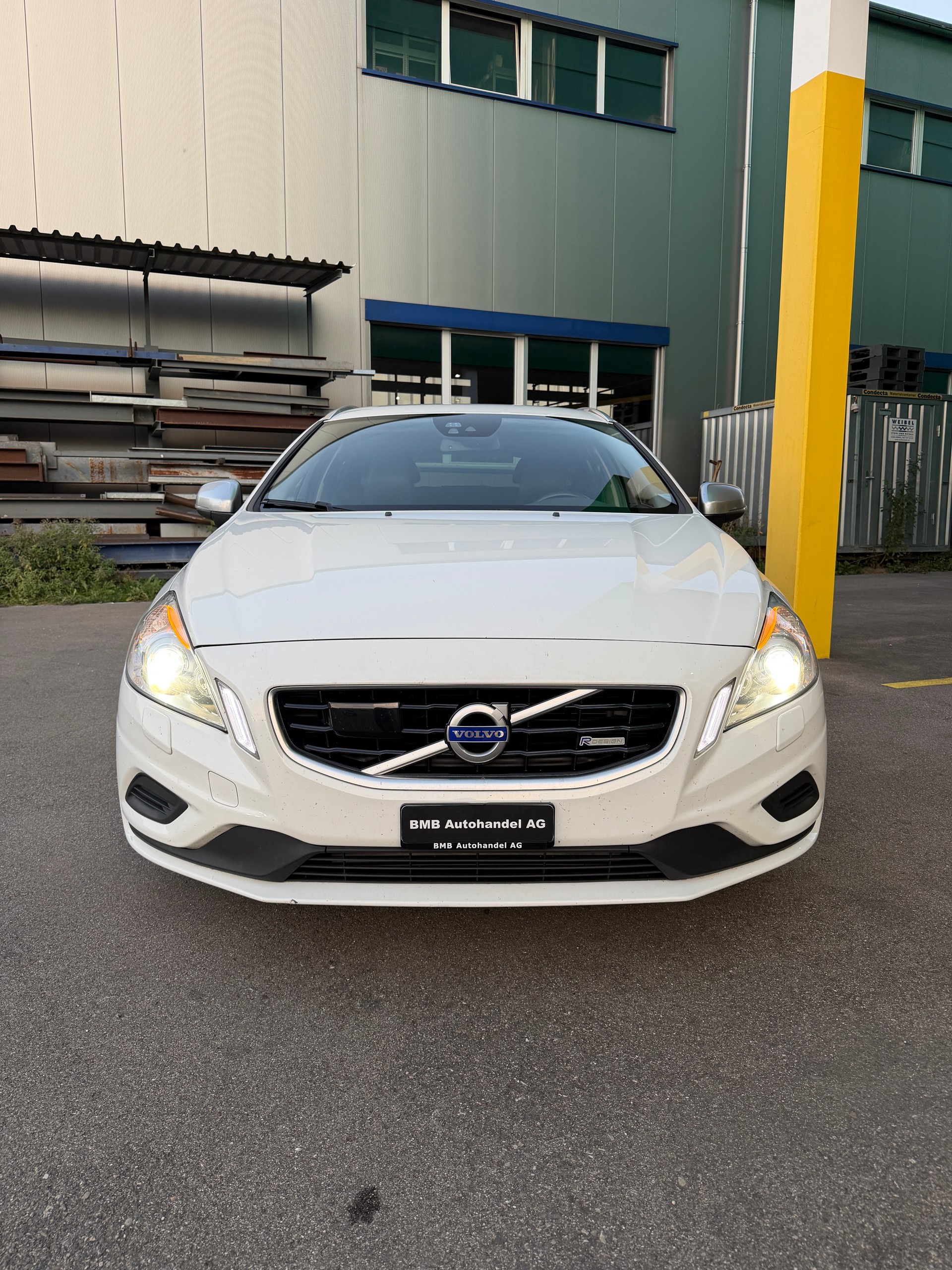 VOLVO V60 D3 R-Design-image-1
