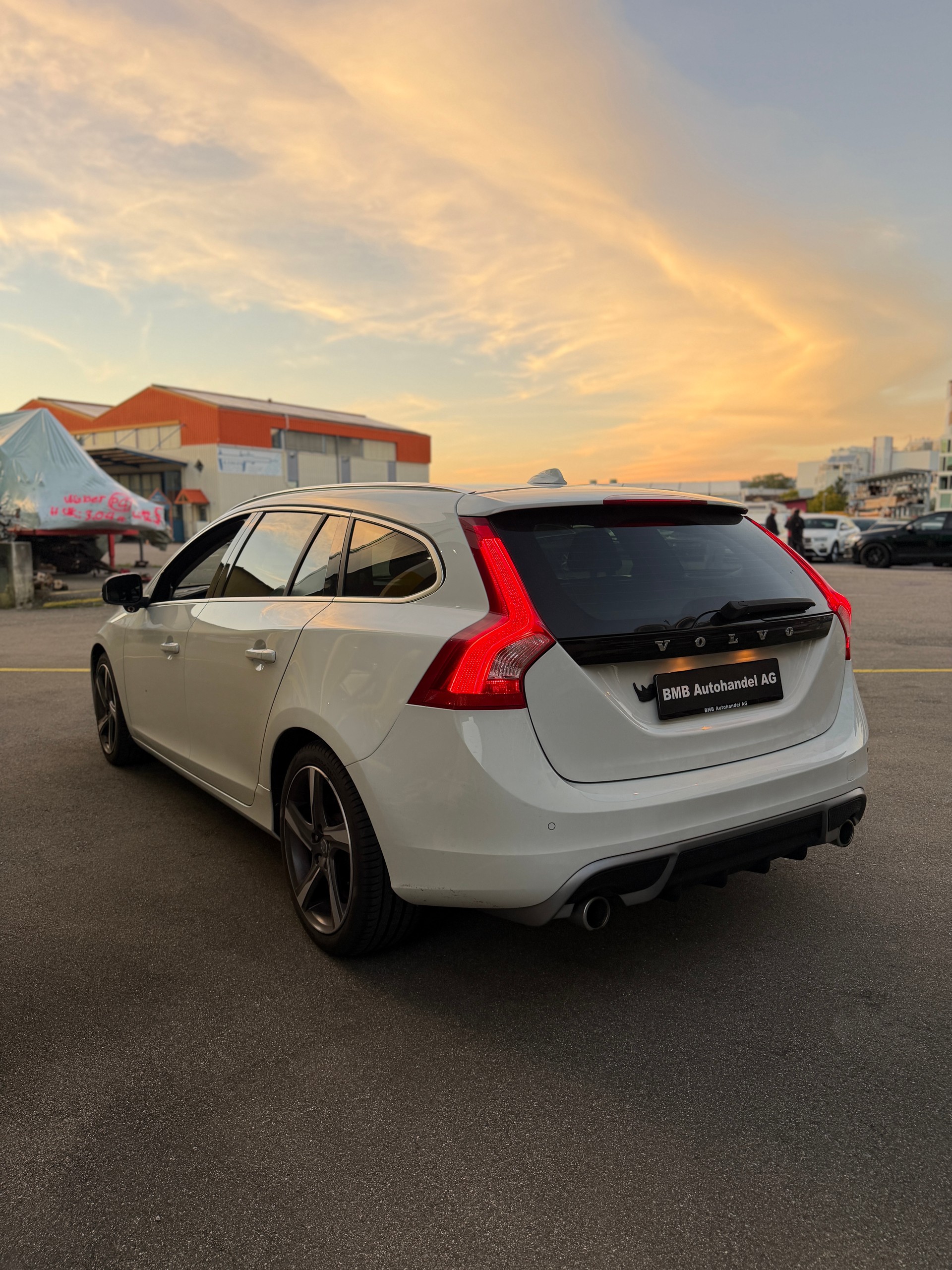 VOLVO V60 D3 R-Design-image-4