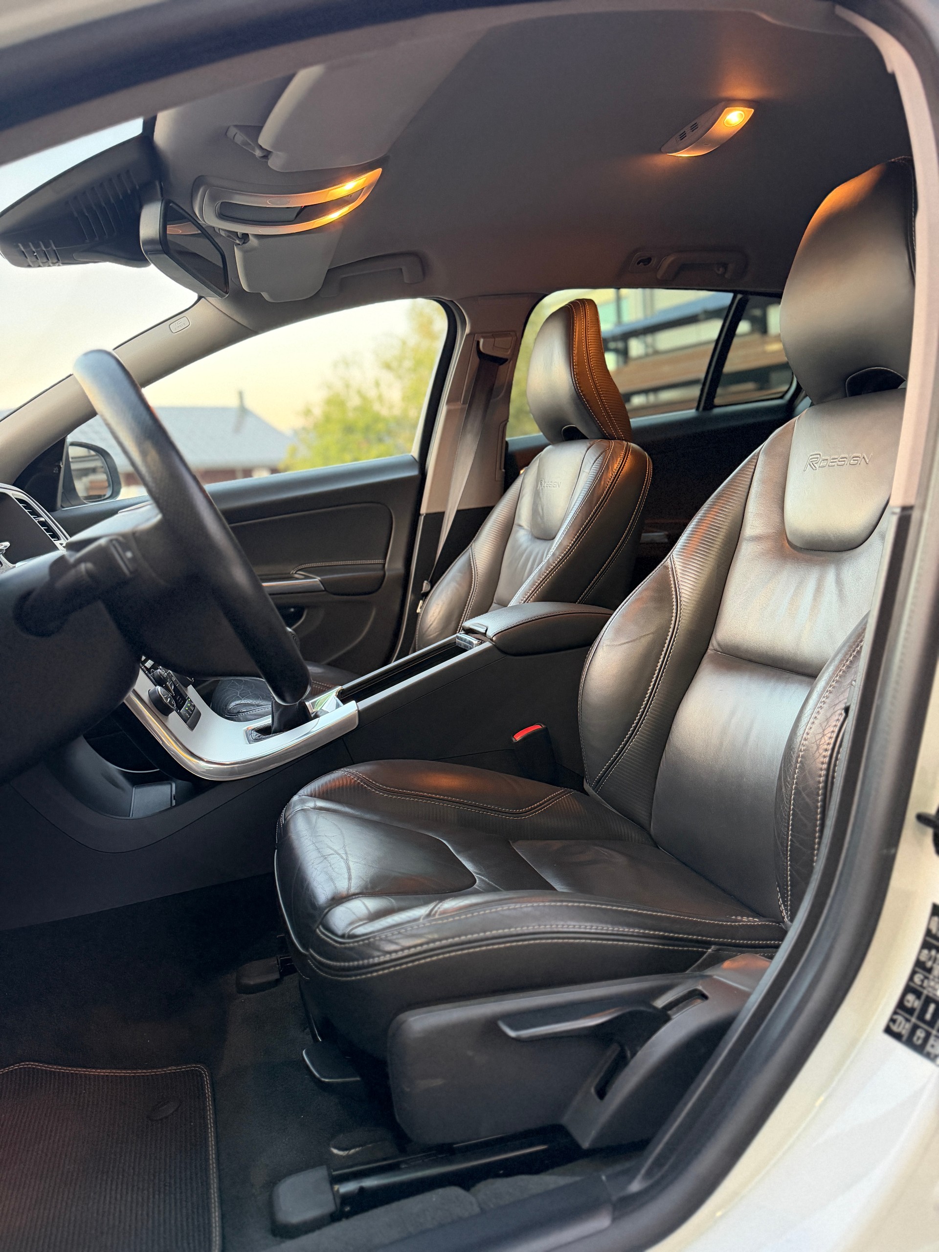 VOLVO V60 D3 R-Design-image-8