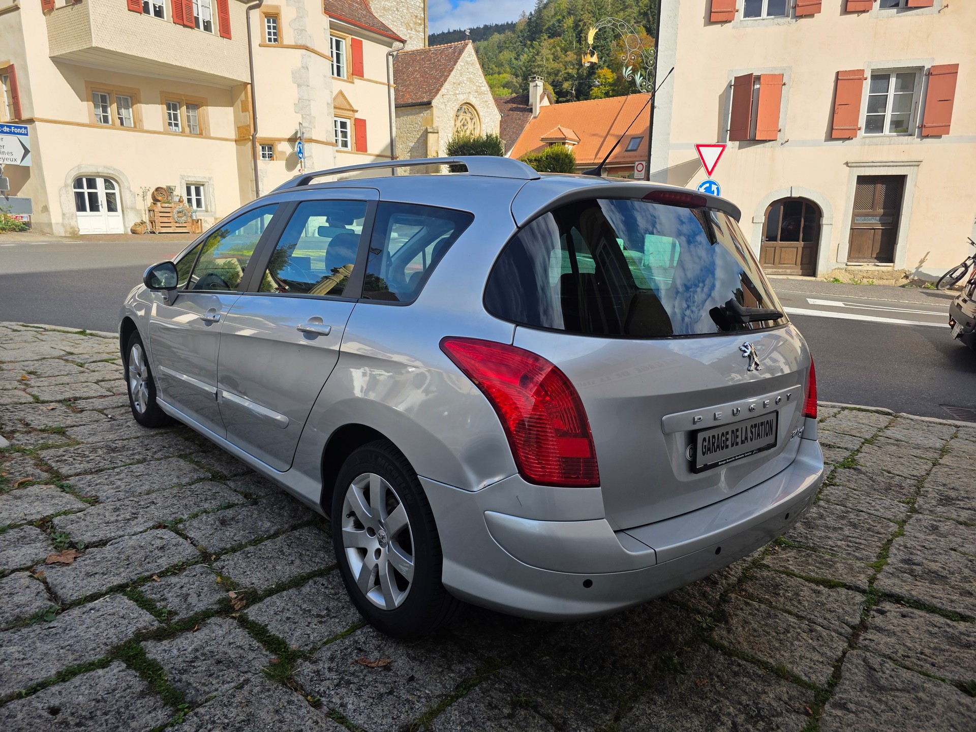 PEUGEOT 308 SW 2.0 HDI Sport Automatic-image-5