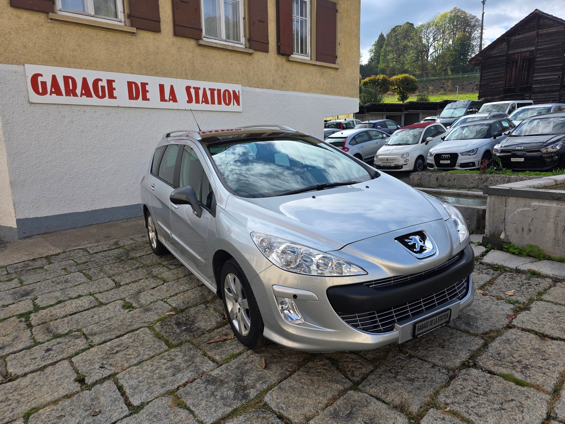 PEUGEOT 308 SW 2.0 HDI Sport Automatic-image-2
