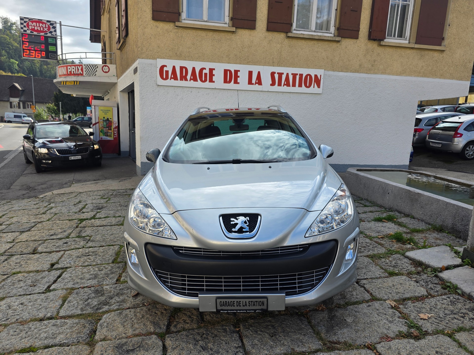 PEUGEOT 308 SW 2.0 HDI Sport Automatic-image-1
