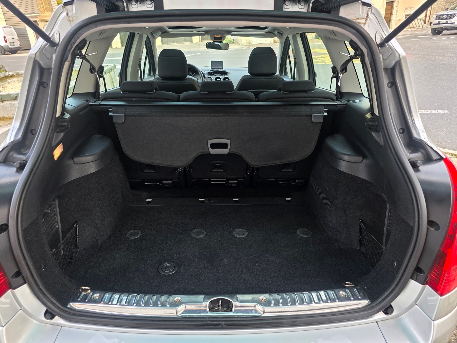 PEUGEOT 308 SW 2.0 HDI Sport Automatic-image-12