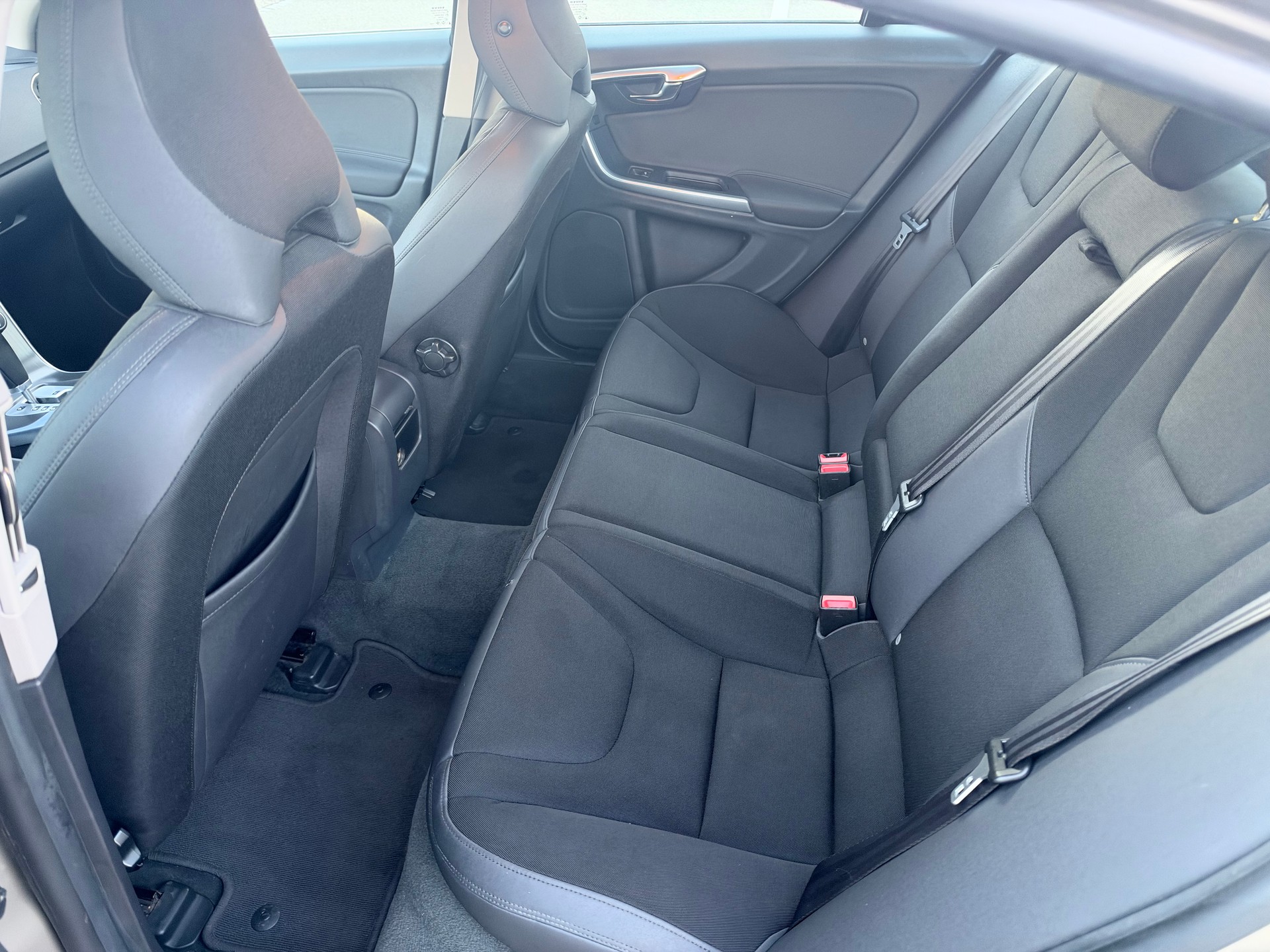 VOLVO S60 D5 AWD Kinetic Geartronic-image-10