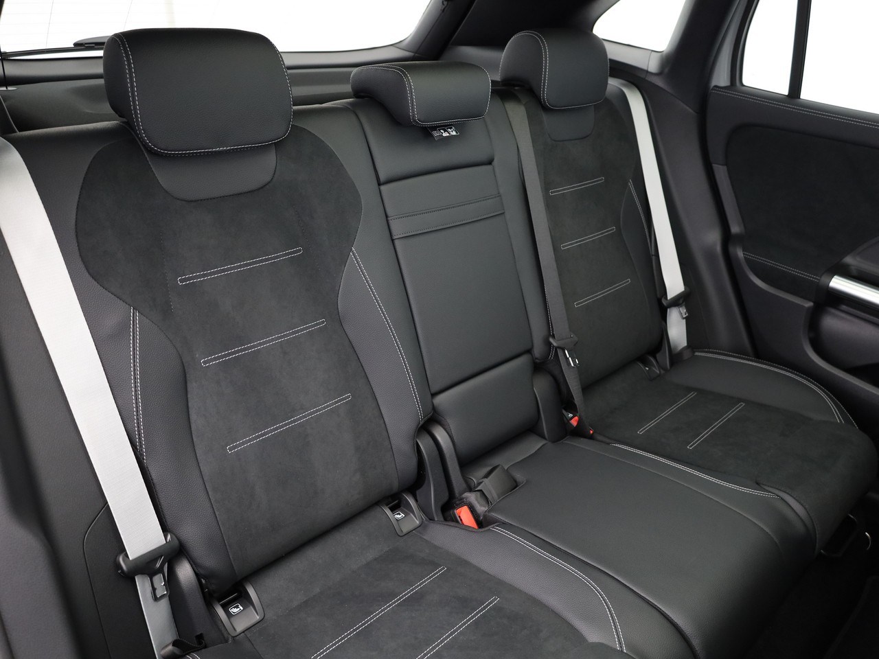 MERCEDES-BENZ GLA 200 7G-DCT-image-10