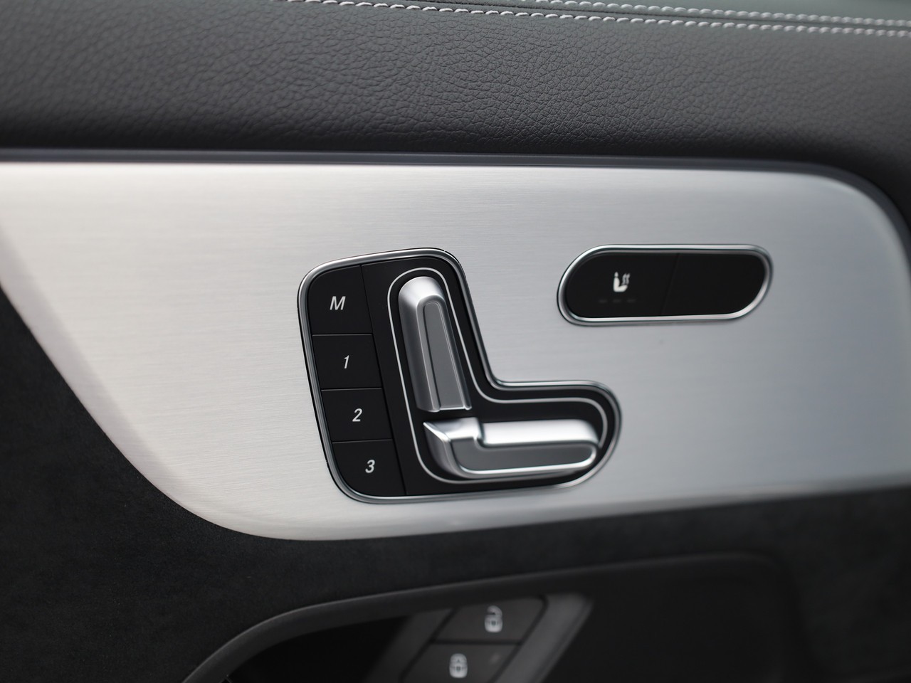 MERCEDES-BENZ GLA 200 7G-DCT-image-16