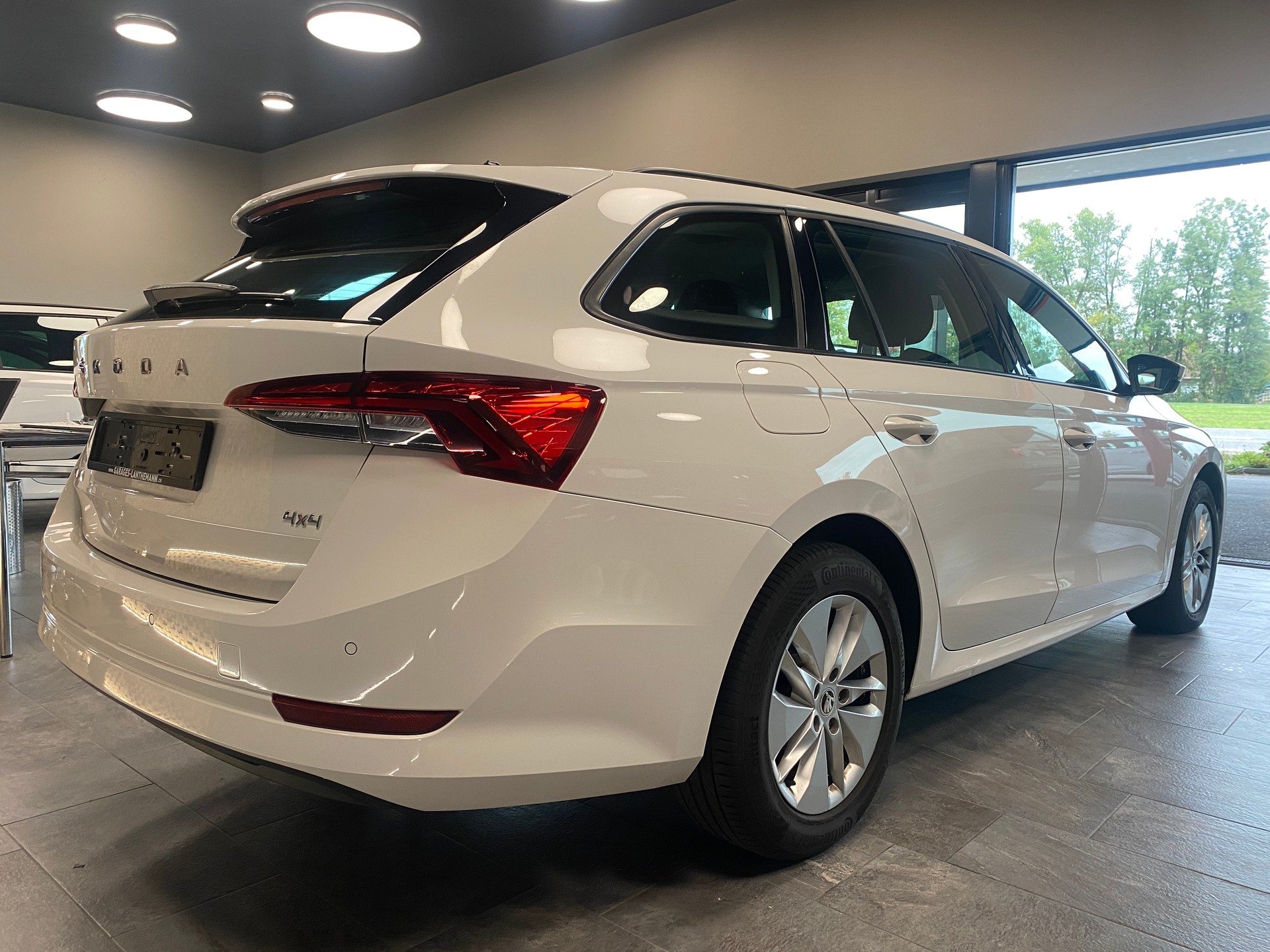 SKODA Octavia Combi 2.0 TDI DSG Ambition 4x4-showroom-element-2