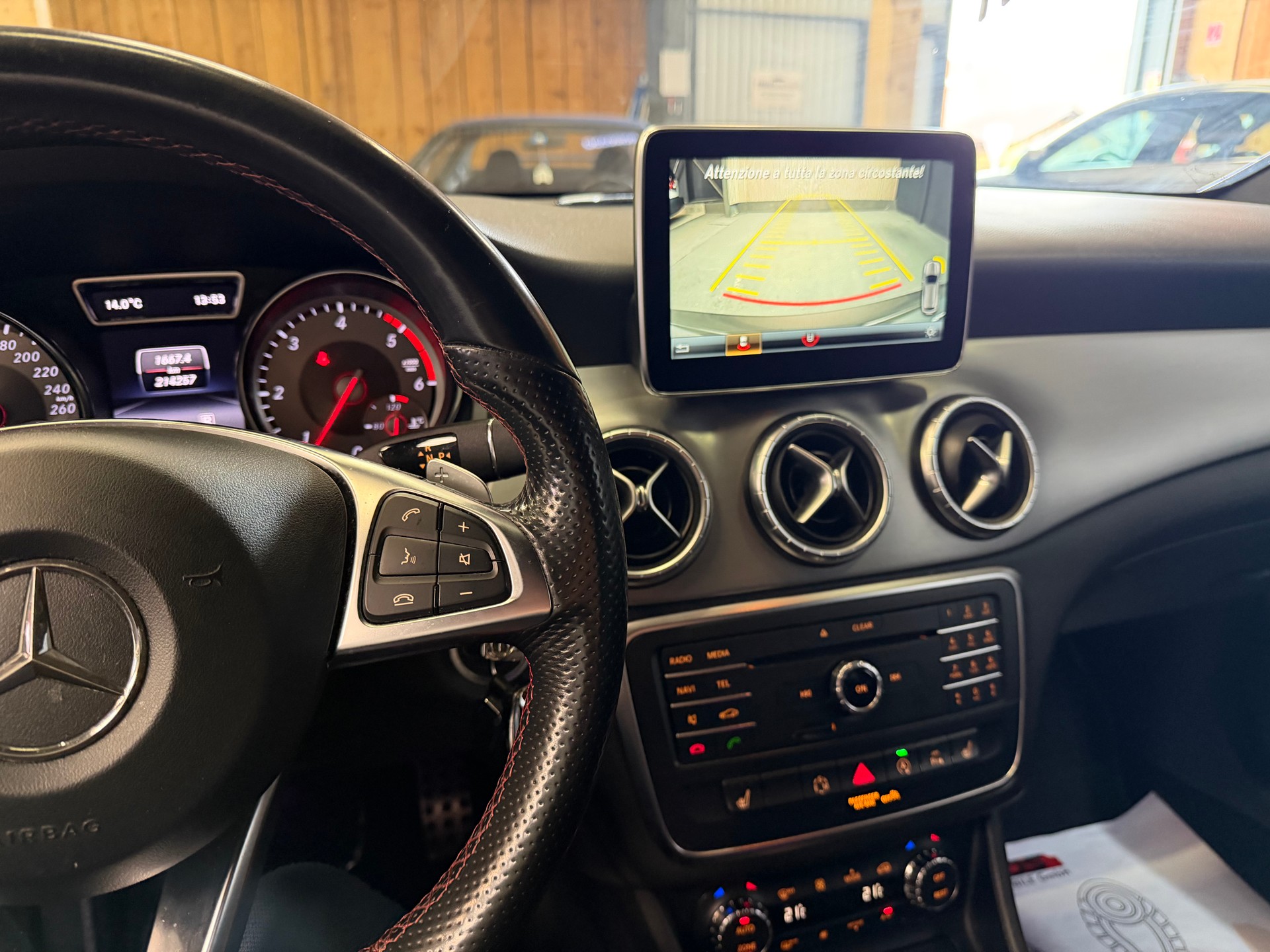 MERCEDES-BENZ CLA Shooting Brake 200 CDI AMG Line-image-14