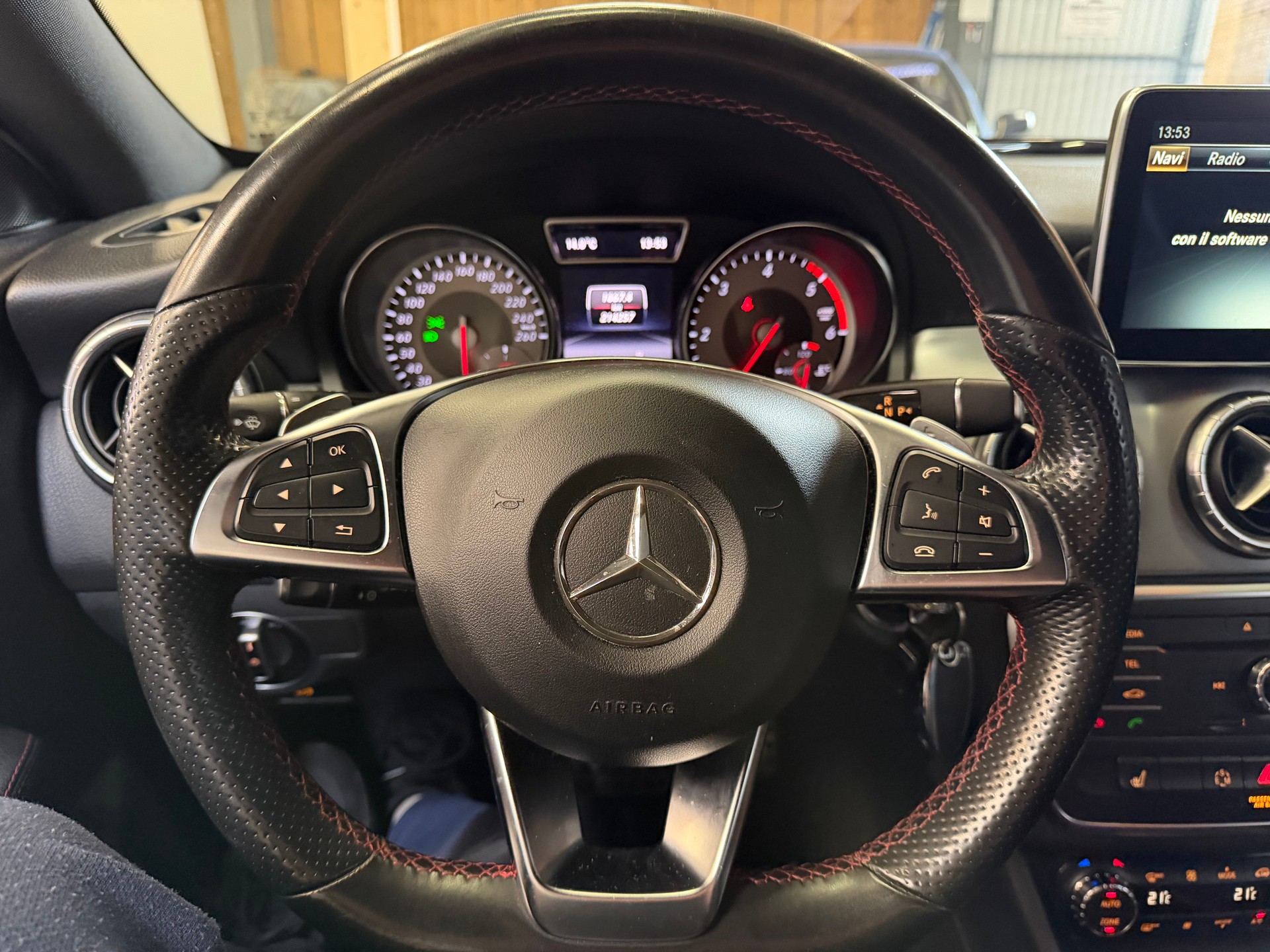 MERCEDES-BENZ CLA Shooting Brake 200 CDI AMG Line-image-12