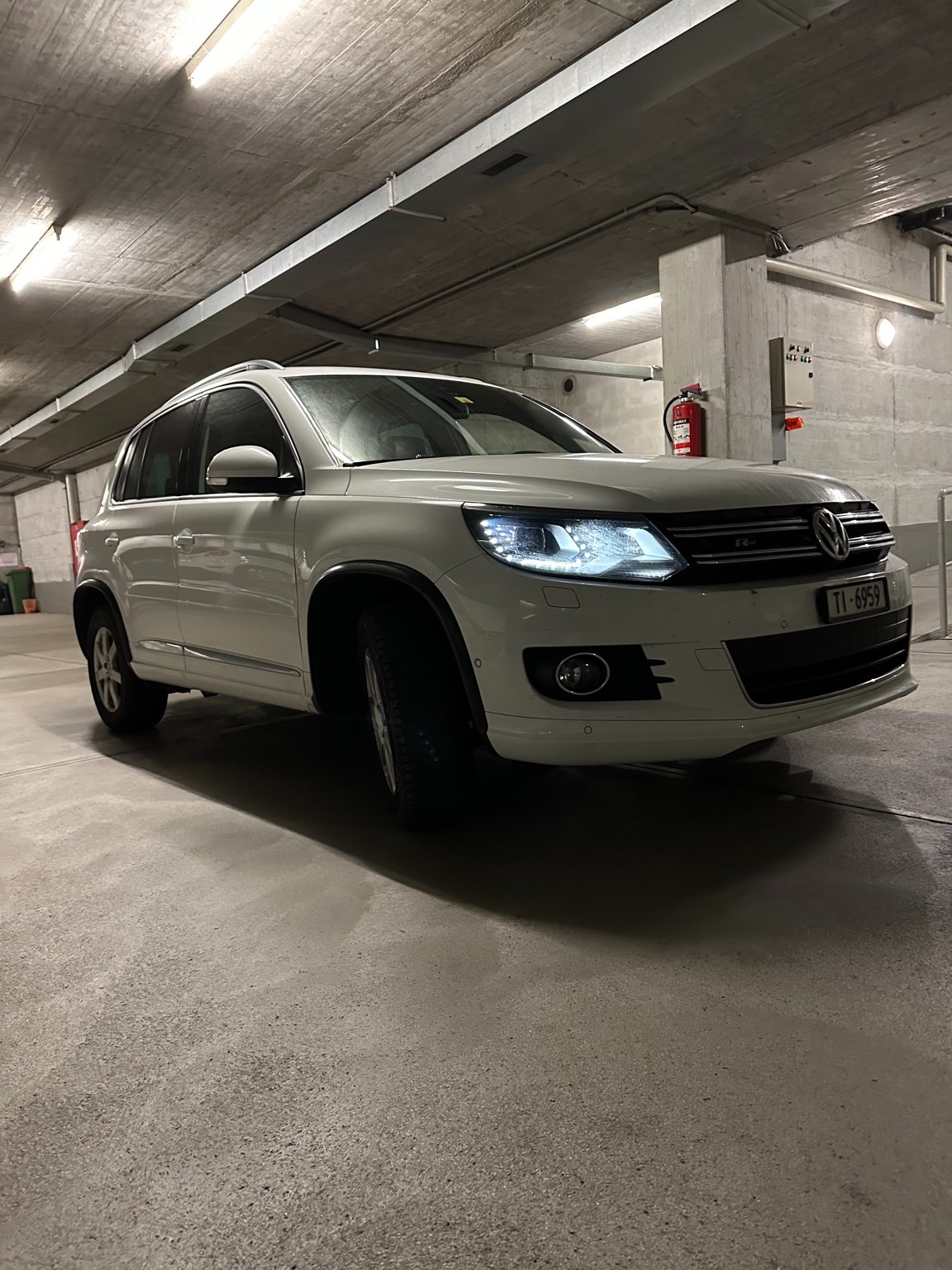 VW Tiguan 2.0 TDI BMT Cup R-Line 4Motion DSG-image-2