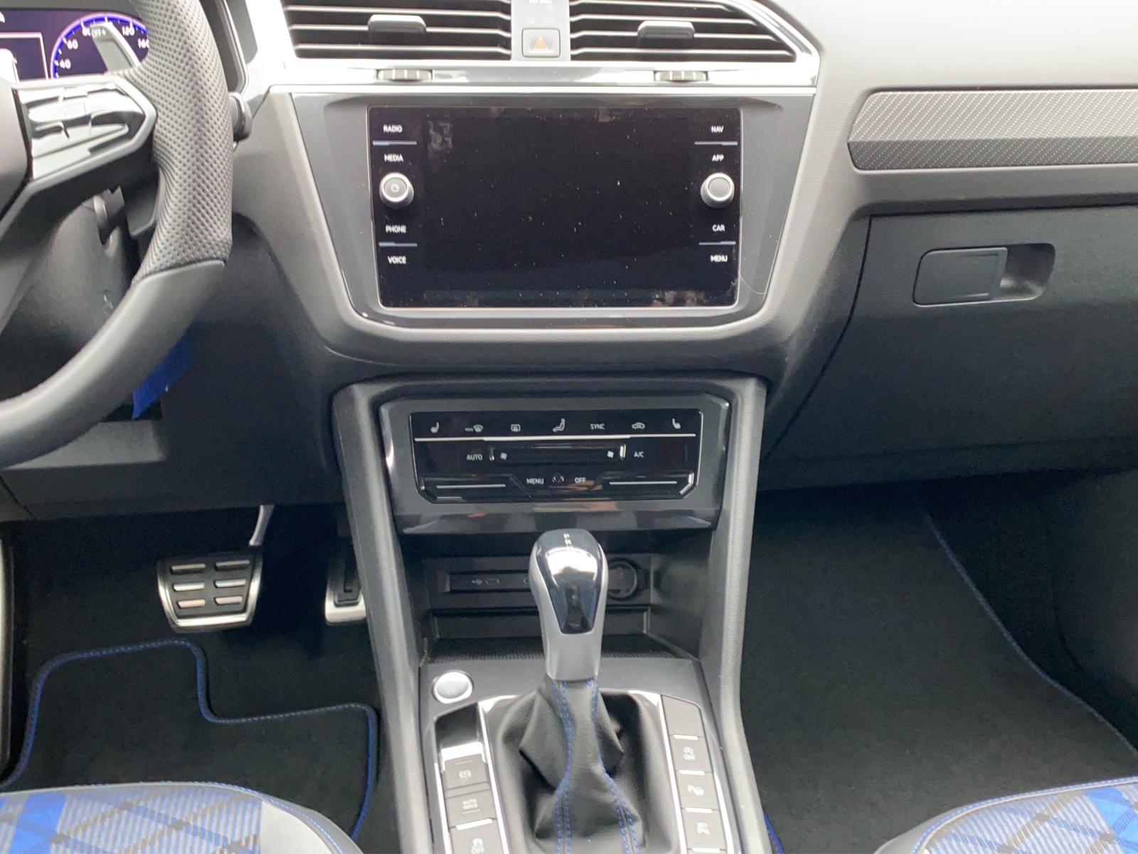 VW Tiguan 2.0TSI R 4Motion DSG-image-11