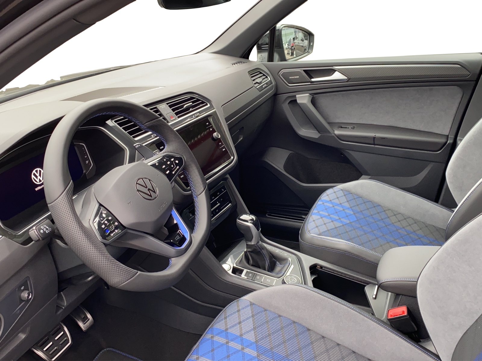 VW Tiguan 2.0TSI R 4Motion DSG-image-8